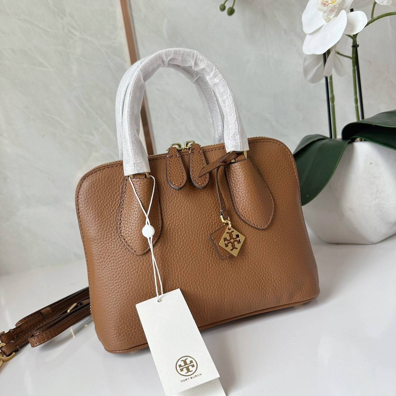 TORY BURCH MINI PEBBLED SWING BAG / Tory Mini Swing Bag in Pebbled Leather / T Monogram Jacquard Swing Bag กระเป๋าสะพาย คอลเลคชั่นใหม่ล่าสุดดีไซน์สุดคลาสสิก รูปทรงโดม