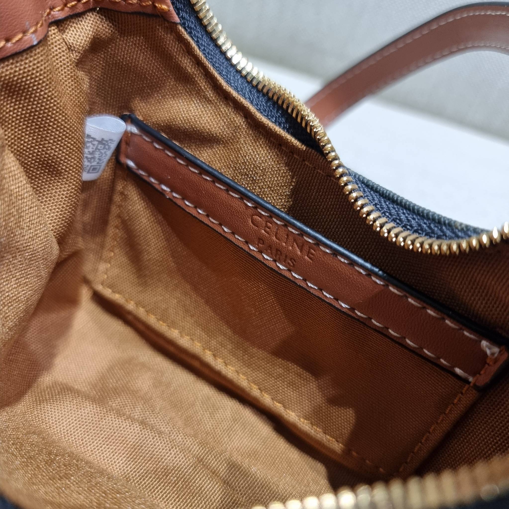 CELINE MINI AVA IN TRIOMPHE CANVAS AND CALFSKIN สวยเกินต้านกับน้องมินิ รุ่นสุดปัง ที่ใครเห็นก็ต้องว้าว กับกระเป๋าสะพายไหล่ ไซส์มินิ น้องน่ารักม้ากกก!! ไม่ไหว!! รูปทรงที่ไม่เหมือนใคร ใช้งานง่าย วัสดุหนังแคนวาสตัดสลับหนังแท้ สวยลงตัว รูดเปิด-ปิดด้วยซิป สายส