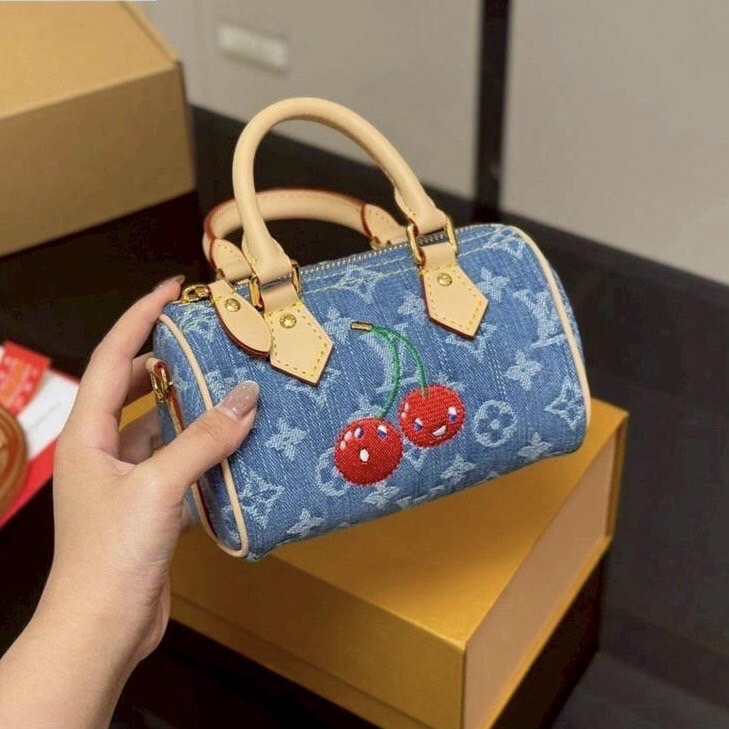 LV x TM Micro Speedy Denim Cerise Bag Charm Monogram cherry denim กระเป๋าถือทรงหมอนใบจิ๋วน่ารักปุ๊กปิ๊ก ให้ลุคคุณหนูลูกคุณน่ารักเวอร์lะกดทุกสายตาโดดเด่นมีชีวิตชีวา ด้วยเดนิมวินเทจปักลายเชอร์รี่สีสันสดใสสะดุดตาสะท้อนสไตล์ไอคอนิก