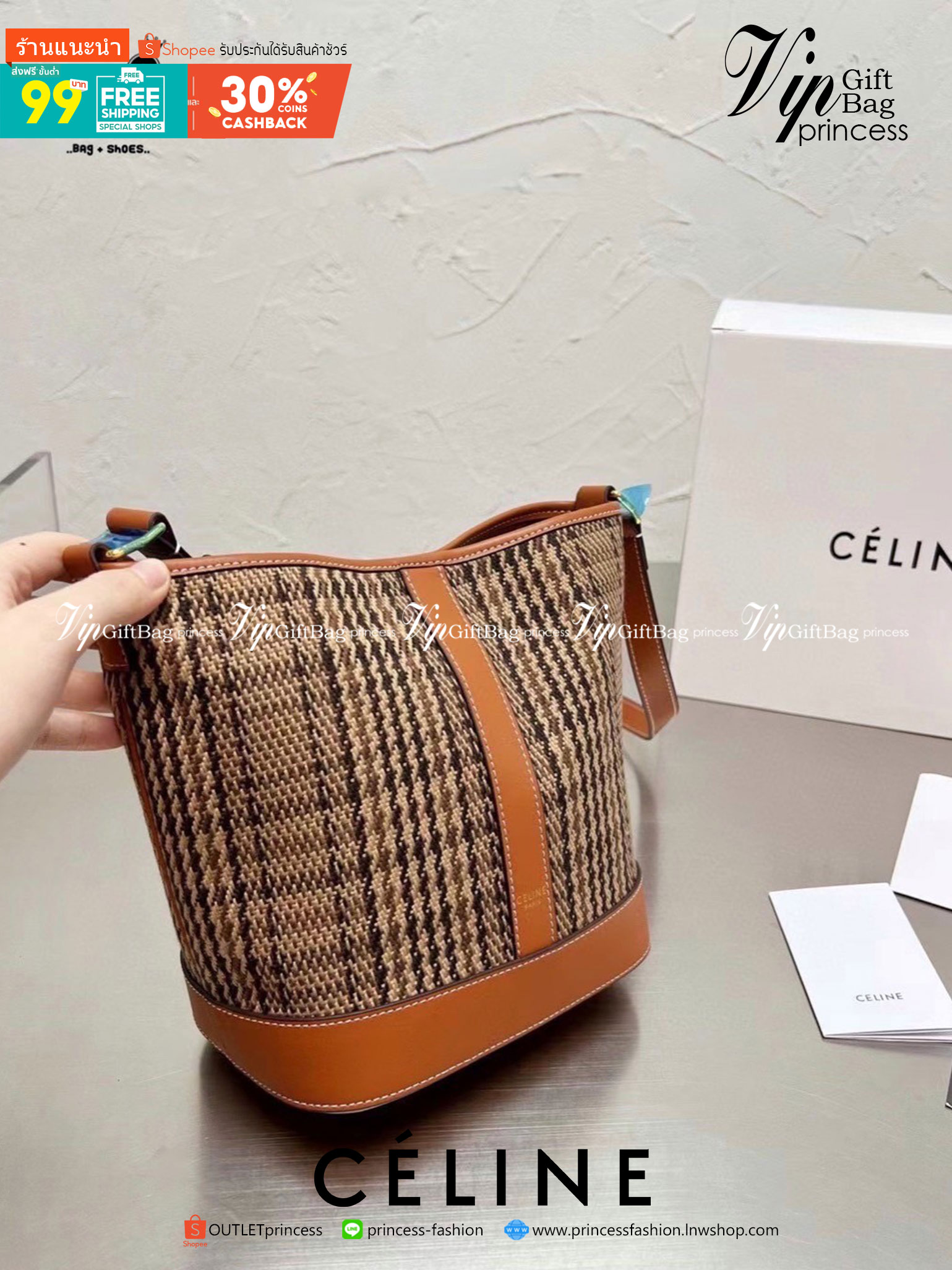 CELINE BUCKET BAG CUIR TRIOMPHE คอลเลคชั่นใหม่ ฮิตข้ามปี กับกระเป๋าสะพายทรงถัง ใช้งานง่ายที่สุด รุ่นใหม่งานผ้าทอลาย ซับในผ้าอย่างดี อะไหล่ทองปั้มทุกจุด สายสะพายยาวปรับระดับได้ วัสดุหนังวัว เรียบหรู ผู้ดีไปอีก ภายในโล่งกว้าง ใส่ของแบบจุๆไปเลย เป็นรุ่นที่ใช