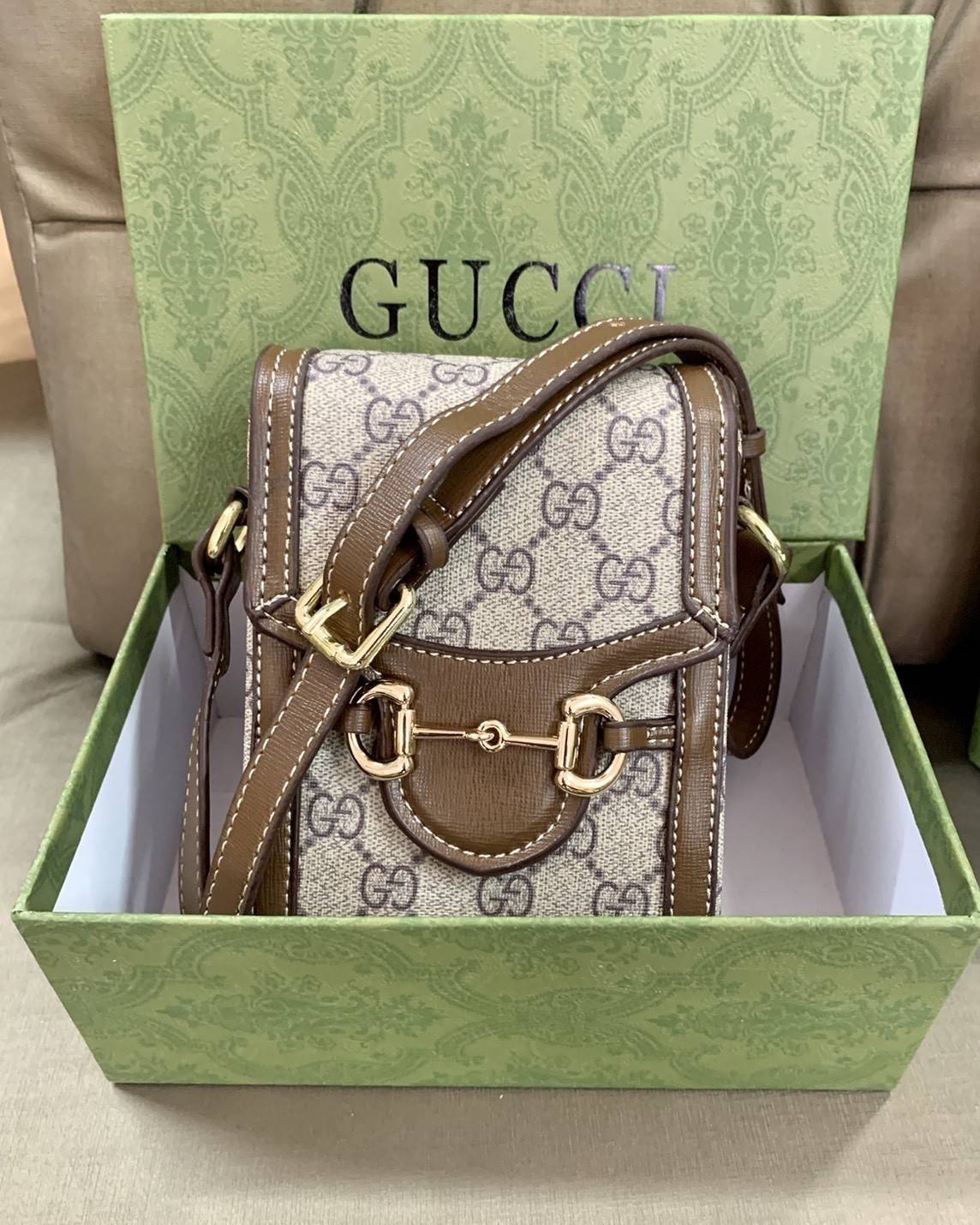 Gucci Horsebit 1955 Phone Bag with Strap กระเป๋าสะพาย กระเป๋าใส่โทรศัพท์ งานแฟชั่นคลาสสิก หนังผสมวัวแท้สีน้ำตาล อะไหล่สวย ดีไซต์สัญลักษณ์วงแหวนตามแบบฉบับ GG มาพร้อมกล่องแบรนด์และสายสะพายยาวที่สามารถปรับระดับได้ พร้อมส่งให้สะพาย สวยๆ กันแล้ววันนี้ ใบนี้ mu
