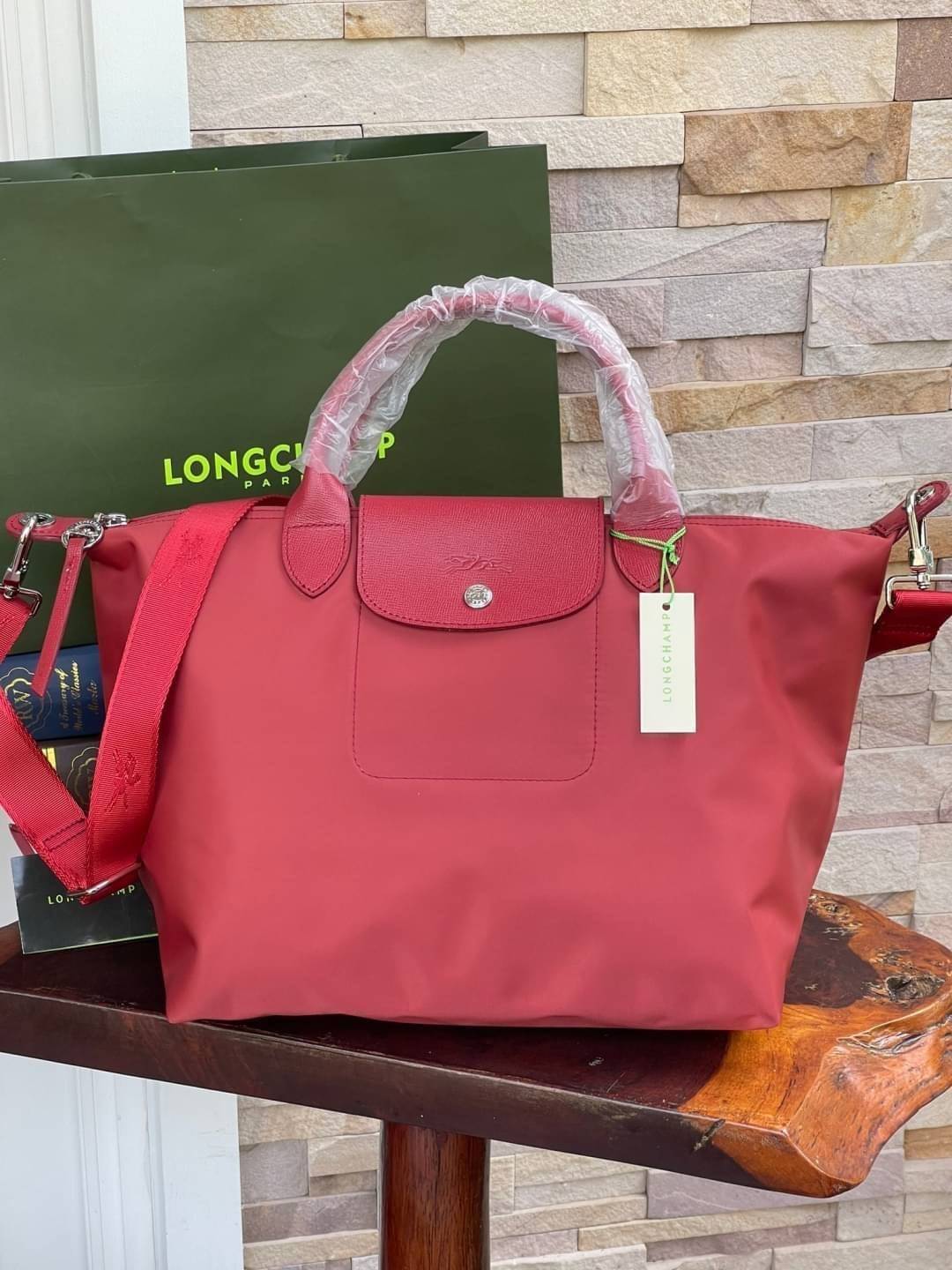 8สี พร้อมส่ง Longchamp LE PLIAGE NÉO TOP HANDLE BAG (medium size) อีกหนึ่งรุ่นยอดนิยม ที่สาวๆ ต้องมีไว้เก็บไว้สักใบ กระเป๋าโท้ทใบนี้ มาพร้อมกับสีที่มีสไตล์เรียบง่าย มีสายสะพายยาวปรับสั้นยาวได้ช่วยให้คุณสามารถสะพายไหล่ได้อย่างสบาย ในตัวสายปักโลโก้อันเป็นสั