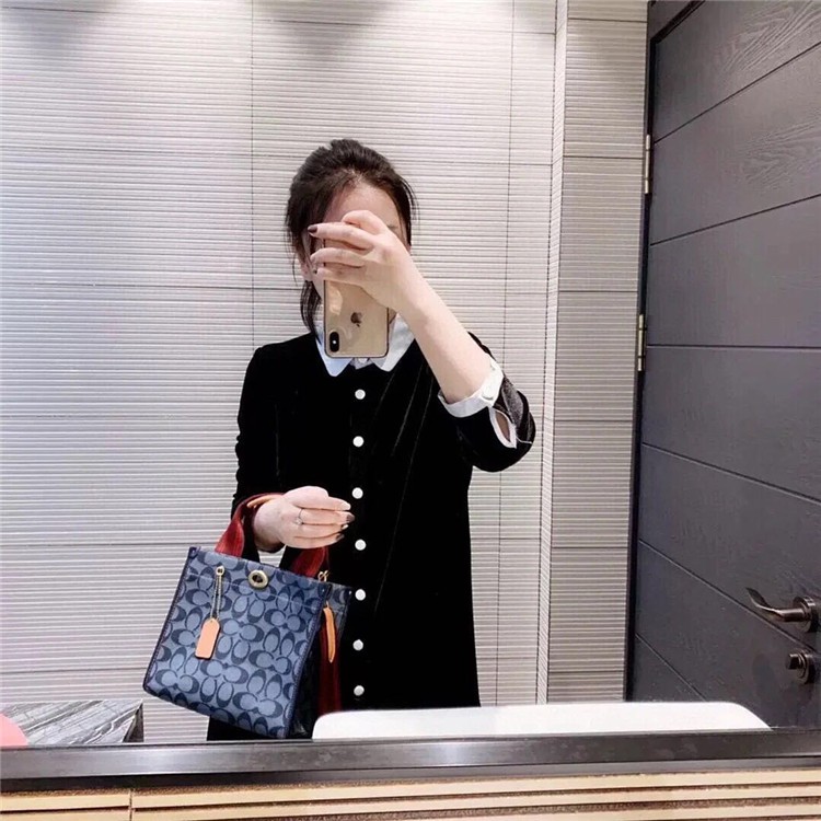 COACH Tote 22 In Signature Chambray หากคุณกำลังมองหากระเป๋าที่มีดีไซน์แปลกตา ไม่ค่อยเหมือนที่พบเห็นทั่วไป