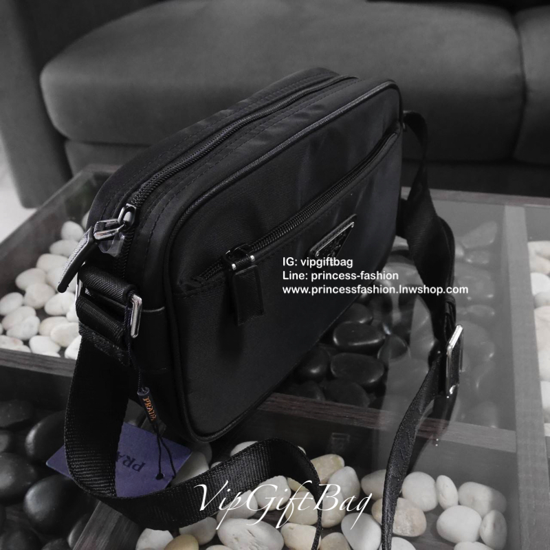 กระเป๋าสะพายข้าง จากแบรนด์ Prada วัสดุทำจากผ้าNylon อย่างหน้า อยู่ทรงสวยเลยคะ ขนาดกะทัดรัด ใส่มือถือ กระเป๋าตังยาว ได้เหลือๆคะ ด้านหน้ามีช่องซิปแยกให้คะ ด้านในบุผ้าลายแบรนด์อย่างดี มีป้ายโลหะแบรนด์ พร้อมช่องใส่ของแยกอีกด้วยคะ อะไหล่เงินทั้งใบ รุ่นนี้แม่ค้