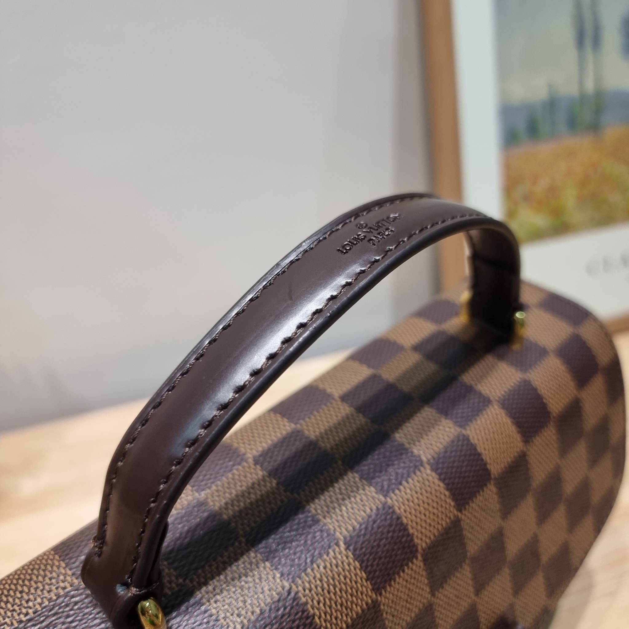 LV CROISETTE CROSSBODY BAG ให้สาวๆได้สวย ในราคาจับต้องได้ กับกระเป๋าสะพายข้าง ดีไซน์ลวดลายตารางเอกลักษณ์ คลาสสิคแต่ดูผู้ดี วัสดุหนังแคนวาส เปิด-ปิดด้วยตัวล็อคแน่นหนา ภายในโล่งกว้าง ใส่ของสำคัญได้ครบถ้วน สายสะพายถอดออกได้ ปรับได้ มีหูจับในตัว ถือเก๋ๆ หรือจ