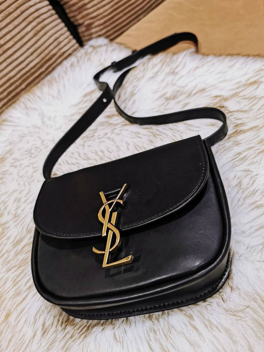 VIP 🥂 สีใหม่พร้อมส่ง! Saint Laurent Kaia Small YSL Plaque Leather Cross Body Bag / YVES SAINT LAURENT YSL BAG VIP วัสดุ Calfskin หนังเรียบอยู่ทรงเปิดปิดด้วยฝาปิดโลโก้แบรนด์อะไหล่ทอง ภายในโล่งมีโลโก้และช่องย่อยสามารถใส่มือถือของใช้จุกจิกได้เยอะ สาย