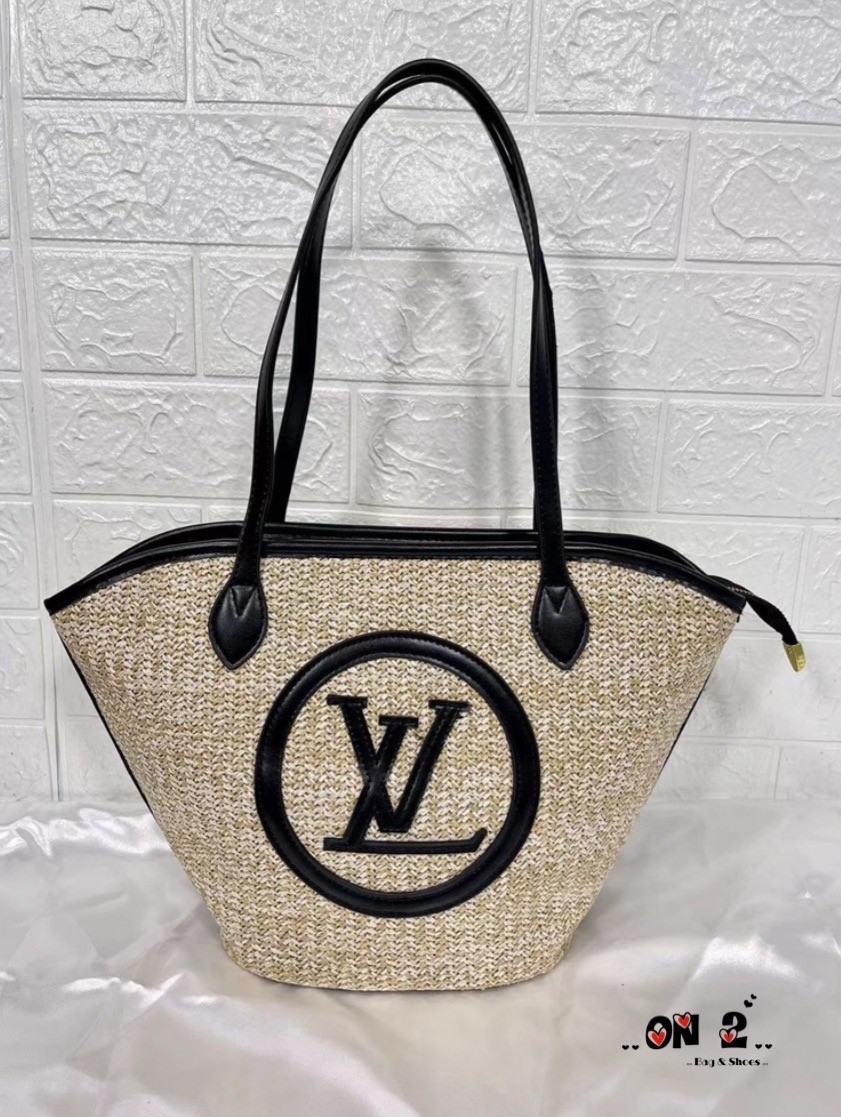 LV SAINT JACQUES TOTE BAG 25cm กระเป๋าสะพายรุ่นลิมิเต็ดหายาก ด้วยวัสดุสังเคราห์จากธรรมชาติ สานเต็มใบออกมาเป็นลวดลายสวยงาม และยังโดดเด่นด้วยโลโก้ สีโทนอุ่น