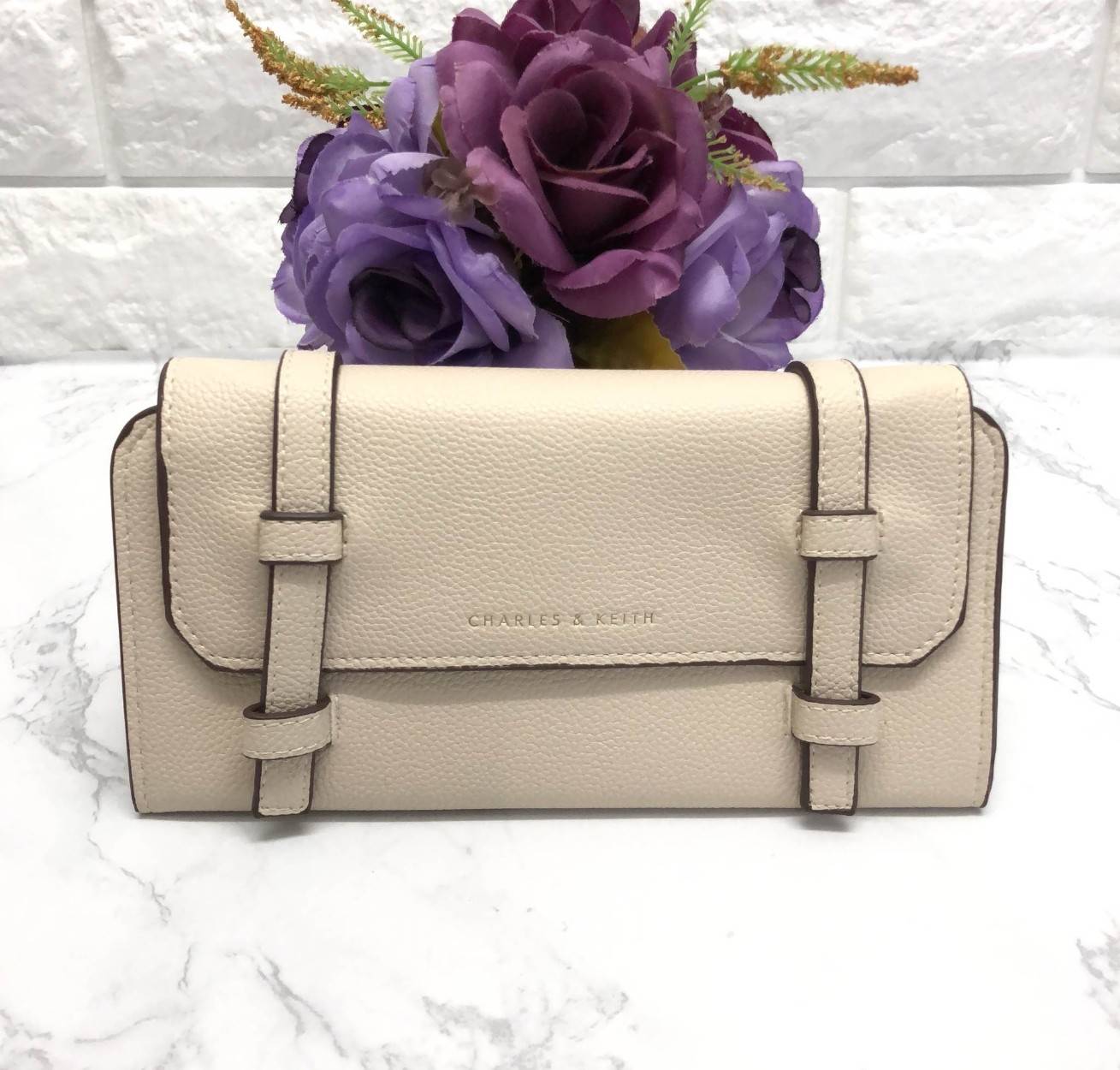 New arrival !!! CHARLES & KEITH STRAP DETAIL LONG WALLET BAG พร้อมส่งกระเป๋าสตางค์รุ่นใหม่ชนช็อป วัสดุหนังคาร์เวียสวย ดีไซน์เก๋แบบสายหนังคาดด้านหน้า เปิดปิดกระเป๋าแบบแม่เหล็ก ภายในมีช่องใส่ธนบัตร และช่องใส่บัตรถึง 10 ช่อง มีช่องซิปกลาง ด้านหลังกระเป๋ามีช่