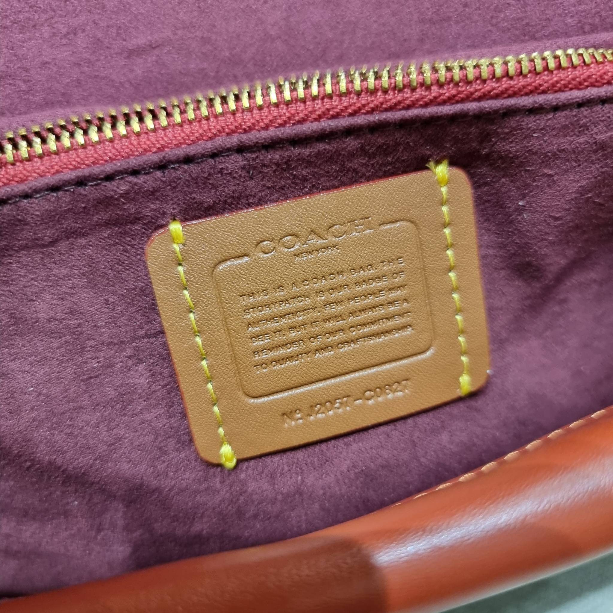 COACH C0827 MADISON SHOULDER BAG IN SIGNATURE CANVAS กระเป๋าสะพายข้าง รุ่นยอดฮิต ไซส์ใหญ่จุใจ ดีไซน์สวย โดดเด่นด้วยตัวล็อครูปดอกไม้ ตกแต่งตัดกันกับลายซีอย่างลงตัว วัสดุหนังแท้สลับหนังแคนวาสเคลือบลาย ภายในแบ่งสัดส่วนให้อย่างดี มาพร้อมสายสะพายในตัว ปรับใช้ไ