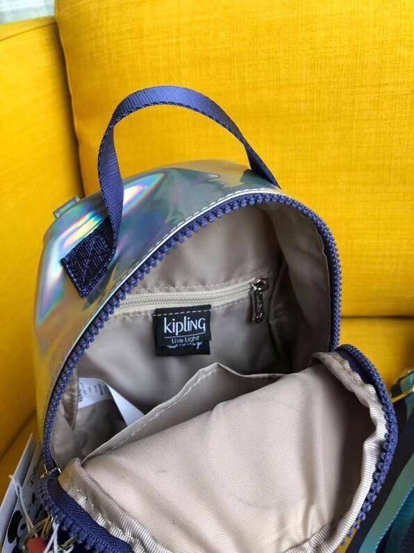 KIPLING D ALBER Small 3-in-1 convertible: bum bag, crossbody or backpack พร้อมส่งความน่ารัก จาก mickey colletion กระเป๋าขนาดกะทัดรัดจาก kipling ใบเล็กน่ารัก ปรับใช้ได้ถึง 3 แบบ เป็นเป้สะพายหลัง ถอดสายถือ หรือใส่สายยาวเป็นกระเป๋าสะพายเฉียงก็ได้ คุ้มค่า น่า