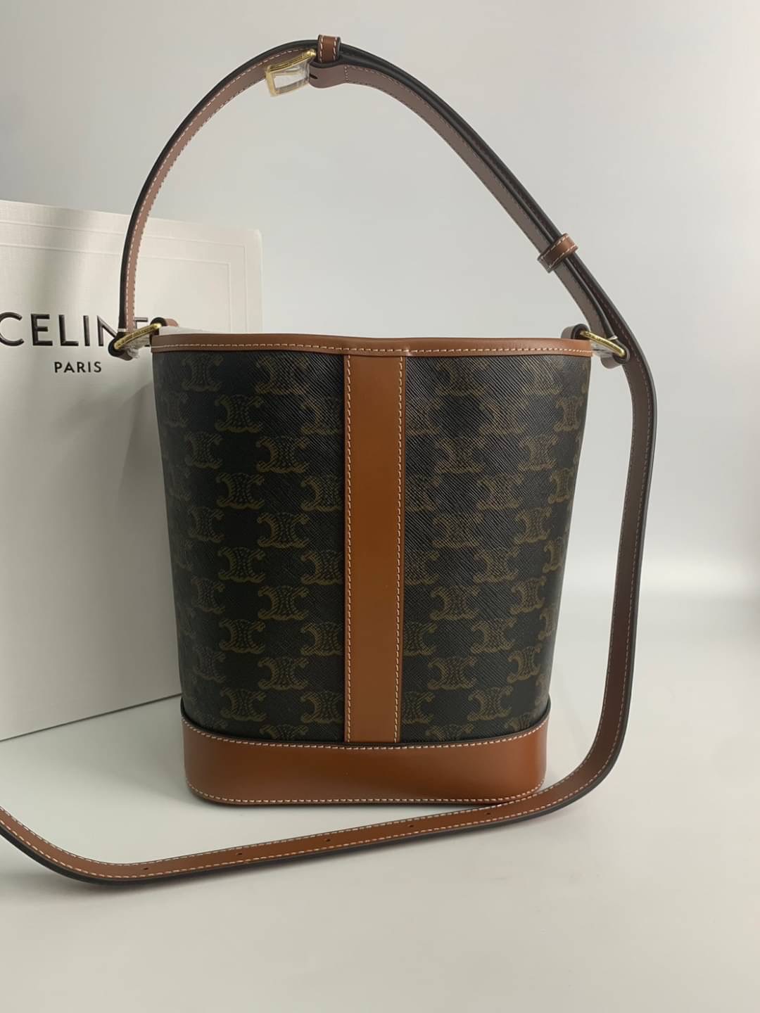 CELINE SMALL BUCKET IN TRIOMPHE CANVAS AND CALFSKIN เกรดท็อปออริ 1:1 เกรดดีสุด สลับแท้ หนังแท้และแคนวาสแท้ ใช้งานต่างประเทศได้ ภาพถ่ายจากงานจริง