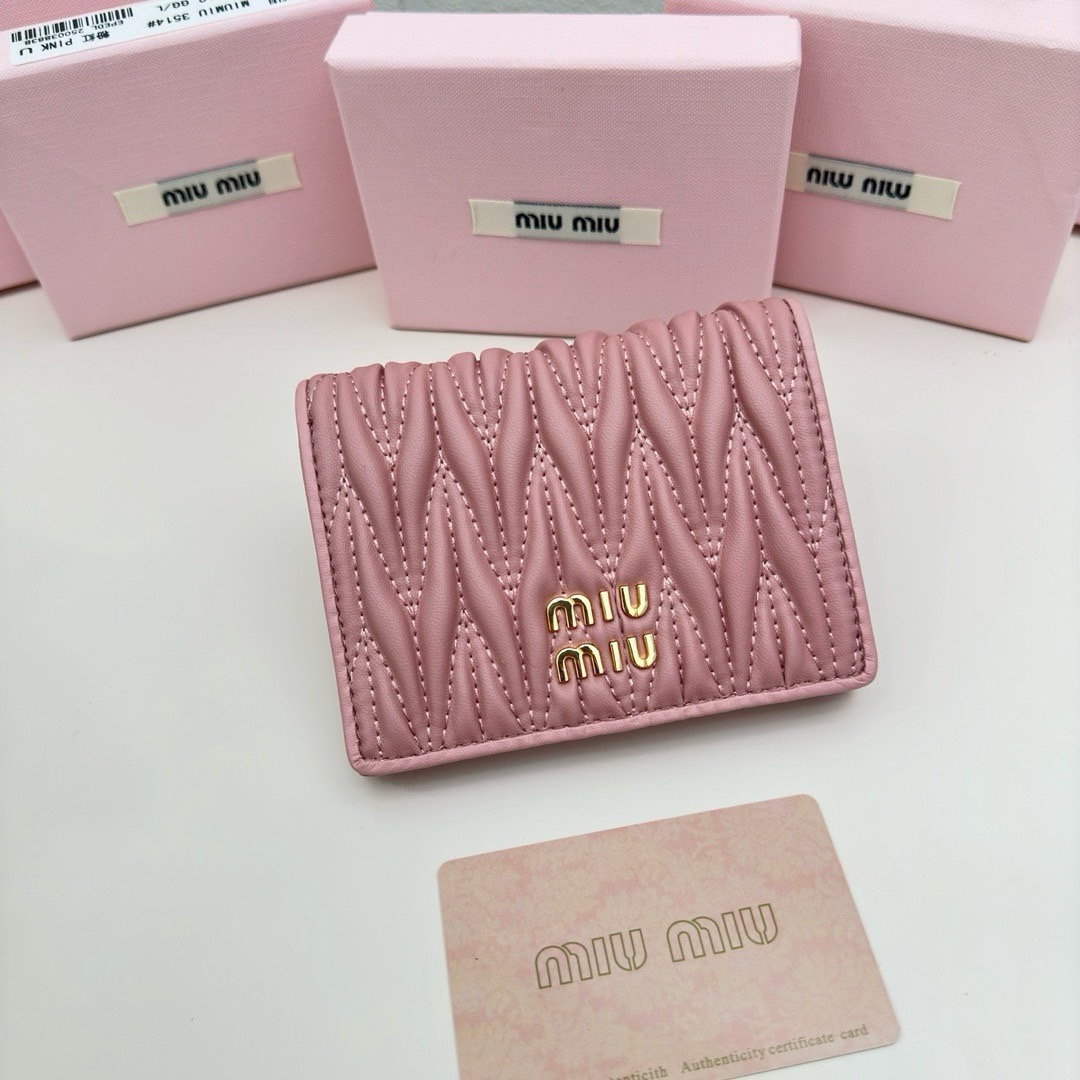 Miu Miu Small matelassé nappa leather wallet กระเป๋าสตางค์หนังแนปป้า ตกแต่งโลโก้หรูหราเป็นเอกลักษณ์