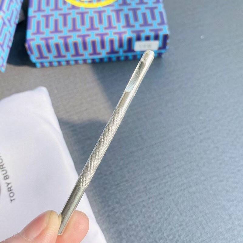 Tory burch reversible leather belt เข็มขัดที่แสนจะธรรมดา ราคาจับต้องได้ แต่คุณภาพคับเส้น เพราะไม่ว่าจะเป็นดีไซน์ที่สวยงามแบบเรียบหรูดูแพง อีกทั้งใช้งานได้ทั้งสองด้าน จึงทำให้ใช้สวมใส่ได้หลากหลายโอกาส