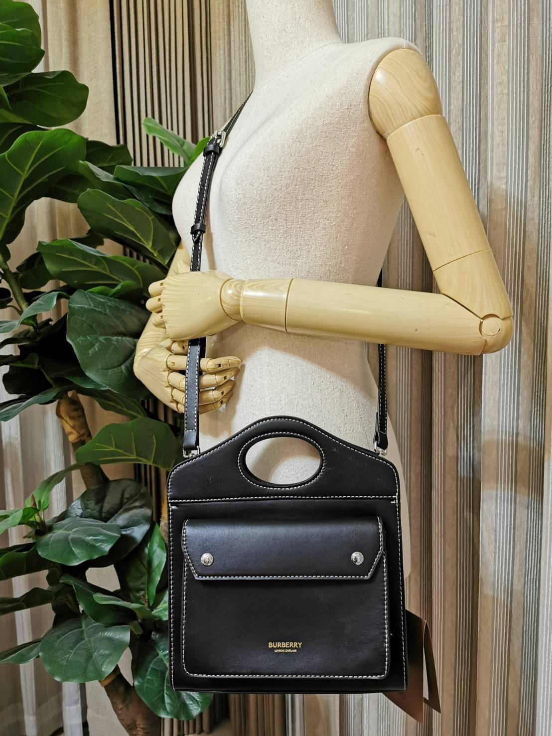 BURBERRY FRAGRANCES CROSSBODY BAG VIP GIFT WITH PURCHASE (GWP) พรีเมี่ยมกิ๊ฟ Limited Edition ใหม่ล่าสุดจาก BURBERRY PERFUME วัสดุหนังแท้ Calf Skin ทรงเหลี่ยม ดีไซน์สวยหรูอยู่ทรง ด้านหน้ามีช่องใส่ของ ภายในโล่งกว้าง มีช่องซิปแบรนด์ สามารถใส่กระเป๋าสตางค์ใบย