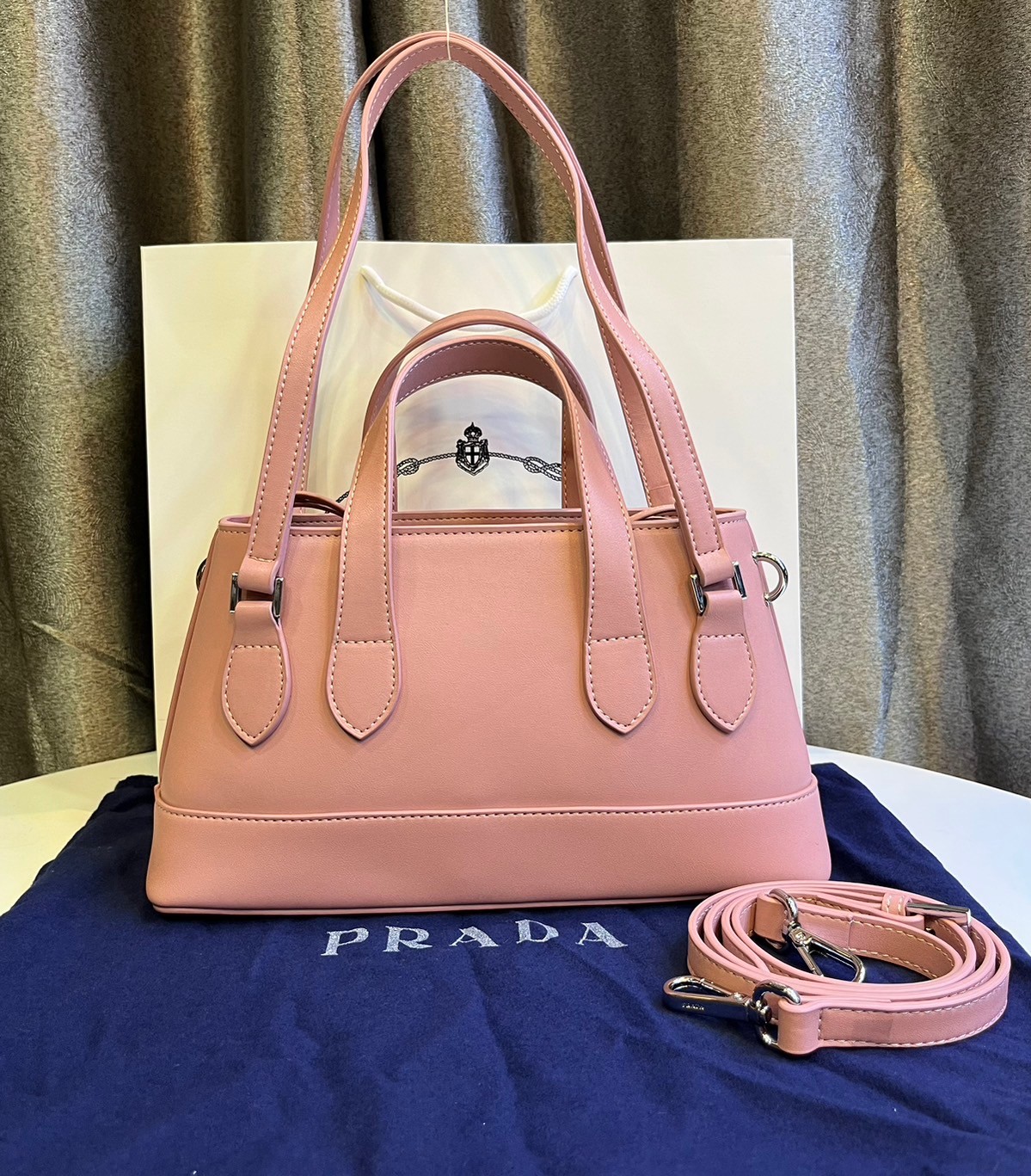 Prada Double 2 way leather handbag / PRADA LEATHER HANDBAG พร้อมส่งที่ไทย กระเป๋าถือหูจับในตัว 2 เส้น พร้อมสายสะพายยาว รูปทรงคลาสสิคใช้งานง่าย มีกิมมิกที่ภายในมีหูรูดน่ารักสุดๆ
