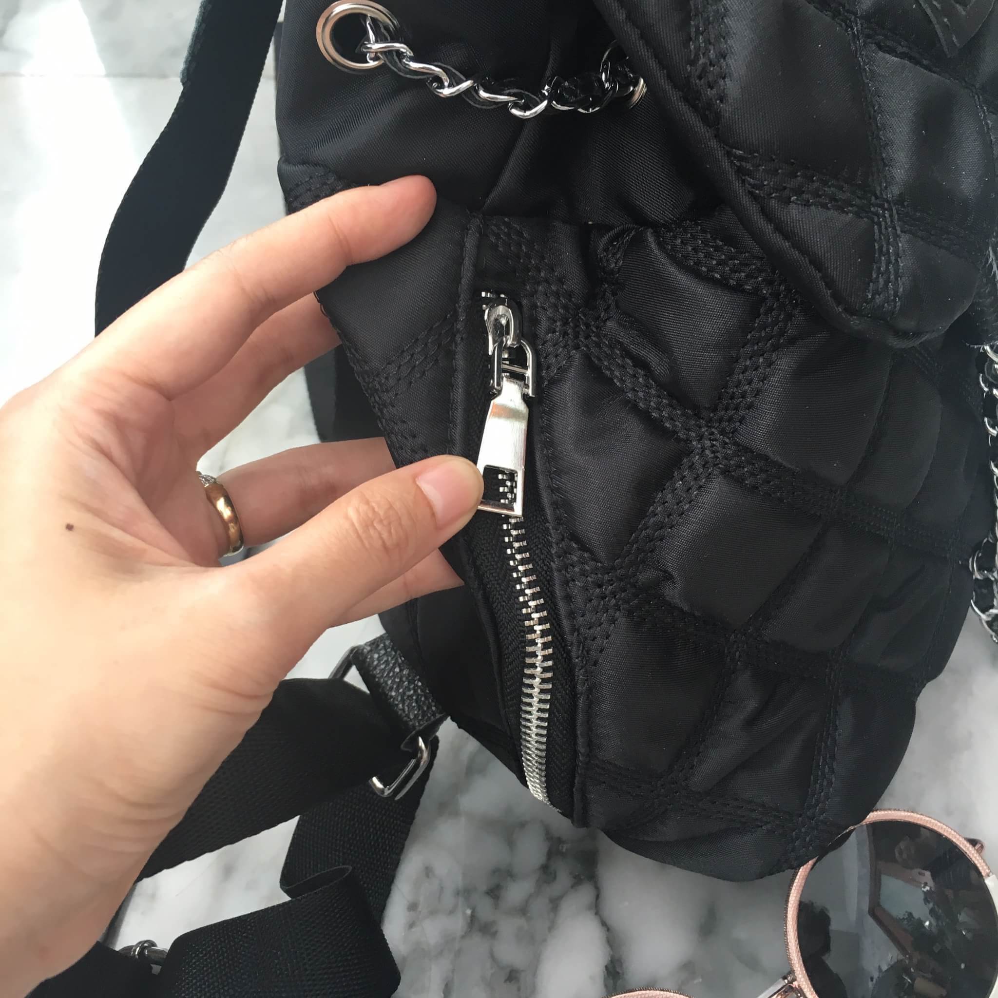 กระเป๋าเป้!!! ทรงน่ารักมากๆๆๆ จากแบรนด์ KEEP รุ่น Monster bite backpack #จุดเด่นที่ >ตัวกระเป๋าทำจากผ้าไนล่อนเนื้อดี ตีลายตาราง >น้ำหนักเบามาก เพียงแค่ 4 ขีดเท่านั้น >สามารถปรับสายโซ่ สะพายไหล่ได้คะ >ขนาดกระเป๋ากำลังดีคะ ใส่ กปต ยาว มือถือได้