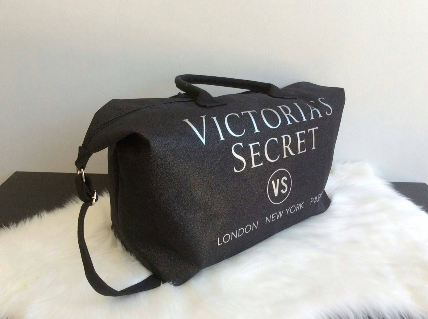 VICTORIA'S SECRET CANVAS GLITTER LARGE RUNWAY TRAVEL BAG 2017 กระเป๋าทรง Travel ใบใหญ่วัสดุ CANVAS GLITTER ด้านหน้าประดับโลโก้แบรนด์ glitter วิ๊งทั้งใบ เปิดปิดด้วยซิป ภายในกว้างจุสุดๆ ใส่เสื้อผ้าได้หลายชุด ไม่ว่าจะถือขึ้นเครื่อง, ไปต่างจังหวัด หรือไป