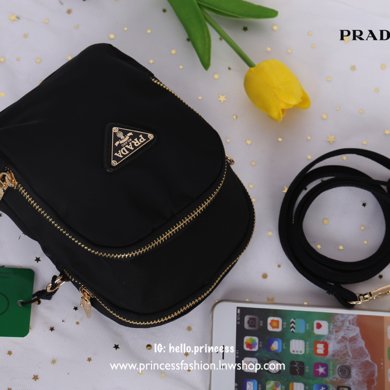 Prada Small Nylon Crossbody Bag สินค้า Premium gift จากเค้าเตอร์แบรนด์ต่างประเทศ แท้ 100% วัสดุไนล่อน คุณภาพดี น้ำหนักเบา อะไหล่ทอง สวย หรู น่าใช้มากเลยค่ะ มีช่องใส่ของ 2 ช่องซิป ด้านในใส่ของจุกจิก Iphone 8+ กระเป๋าสตางค์ใบสั้น ได้สบาย ซับในพิมพ์ลายแบรนด์