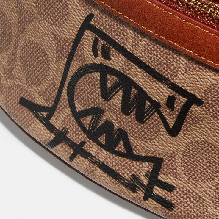 COACH SIGNATURE X GUANG YU BELT BAG New arrival Limited edition !! กระเป๋าสะพาย คาดอก/ เอวได้ วัสดุหนังแท้ รุ่น limited ใน collectionCoach x Disney รุ่น มีช่องซิปหน้า-หลัง ใส่ wallet กลาง มือถือได้ทุกรุ่น และของใช้ส่วนตัว สายปรัยได้ค่ะ