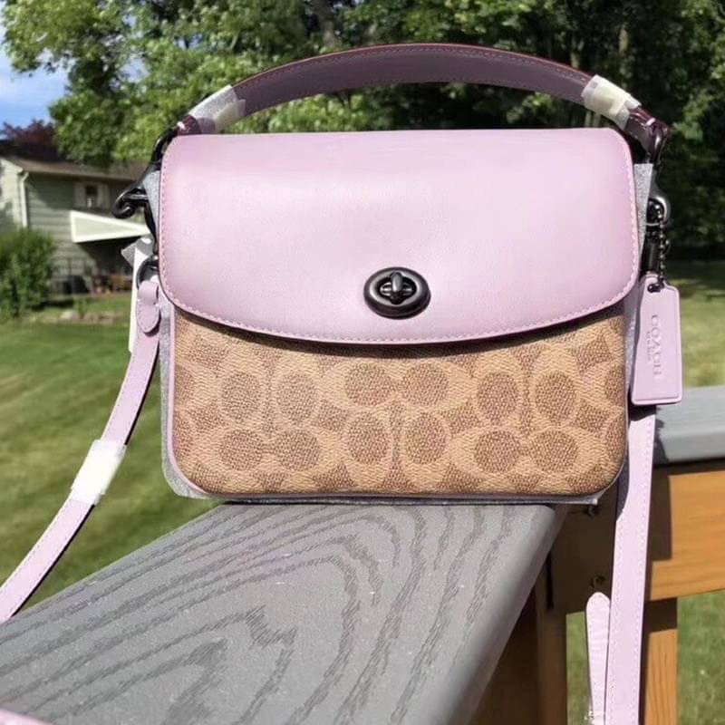 3สาย Coach 89089 Cassie Crossbody 19 In Signature Canvas เรียบหรู ดูดี ต้องไอเท็มนี้เลยจ้า กระเป๋าถือ/สะพายข้าง สุดพิเศษ!! มีสายมาให้ถึง 3 แบบ!! สลับใช้แมทช์ตามสไตล์ได้เลย วัสดุหนังแคนวาสสลับหนังเรียบ เปิด-ปิดด้วยตัวบิดล็อค ภายในแบ่งสัดส่วนอย่างดี ใส่ของไ