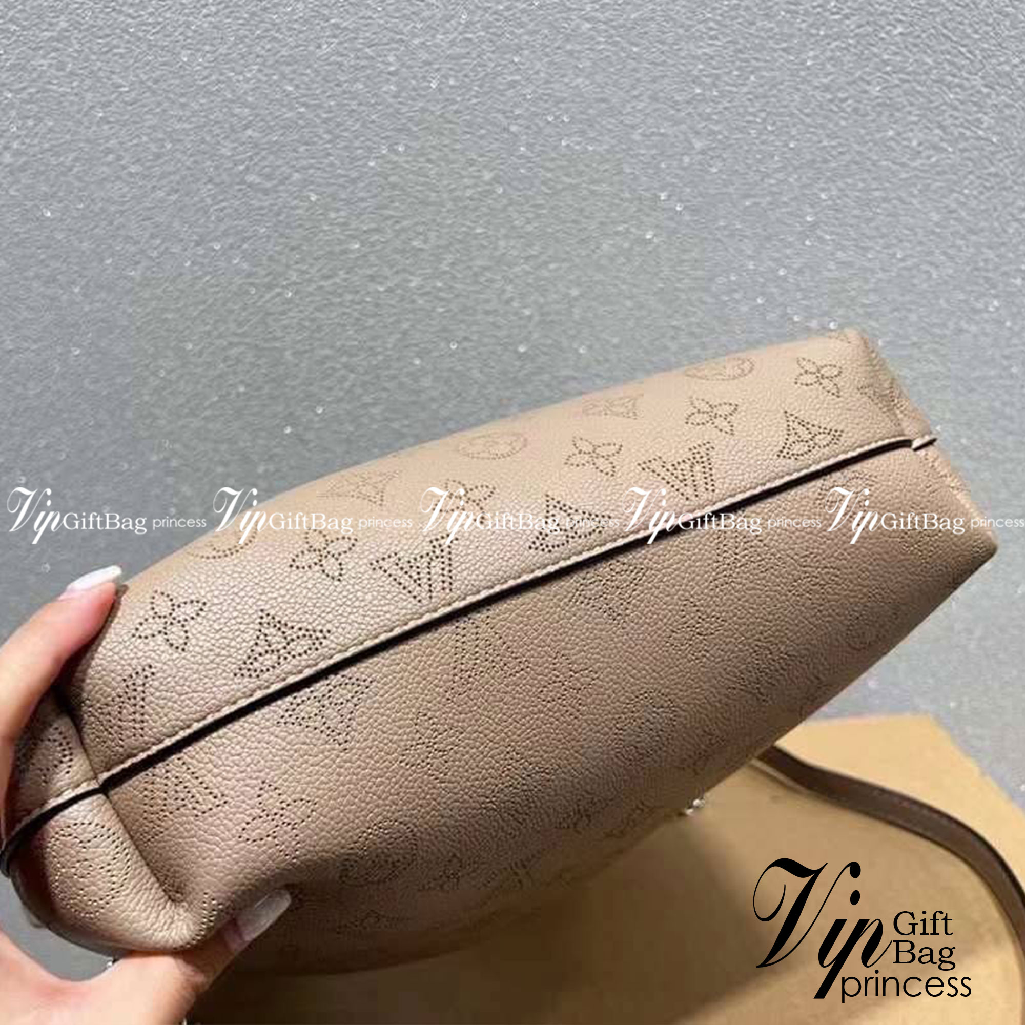 LV Why Knot PM Bag กระเป๋าสะพายงานแบรนด์ ผูกโบว์น่ารัก แต่คงความคลาสสิก งานหนังสวย ดีไซน์หรูหรา แมทช์กับการแต่งตัวง่าย จึงครองใจสาว ๆ ได้ไม่ยาก ไม่ว่าลุคไหนกระเป๋าใบนี้ก็คอมพลีทลุคได้อย่างสมบูรณ์แบบ ภาพถ่ายจากงานขายจริง ใช้งานต่างประเทศได้