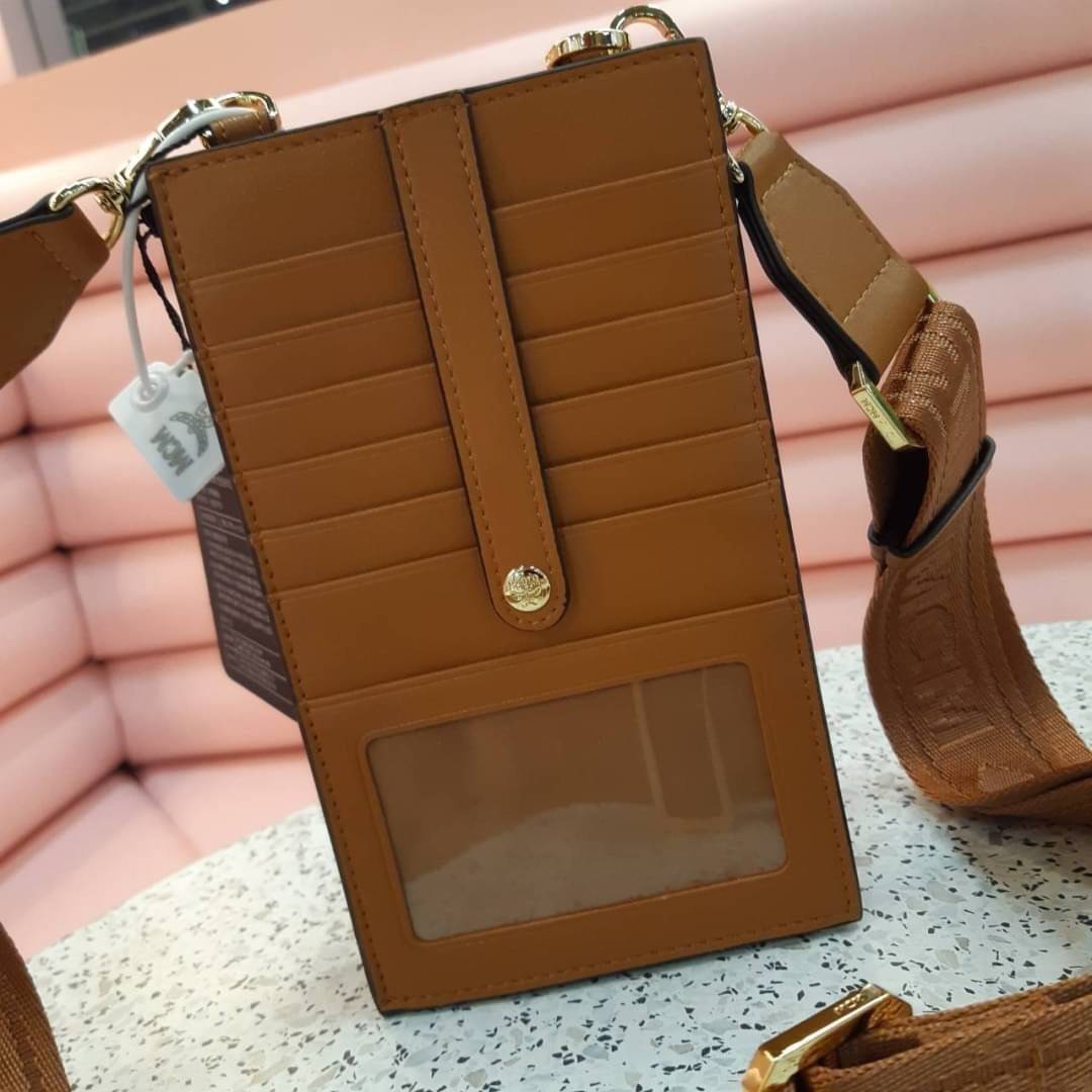M.C.M CROSSBODY PHONE CASE กระเป๋าอะไรเอ่ยฮิตกันทั่วบ้านทั่วเมือง!!?? กระเป๋าใส่โทรศัพท์ไงจ้ะ!! เดินไปไหนใครก็ใช้ เพราะทุกคนต้องการความสะดวก ใบนี้ตอบโจทย์ไปเล้ย!!
