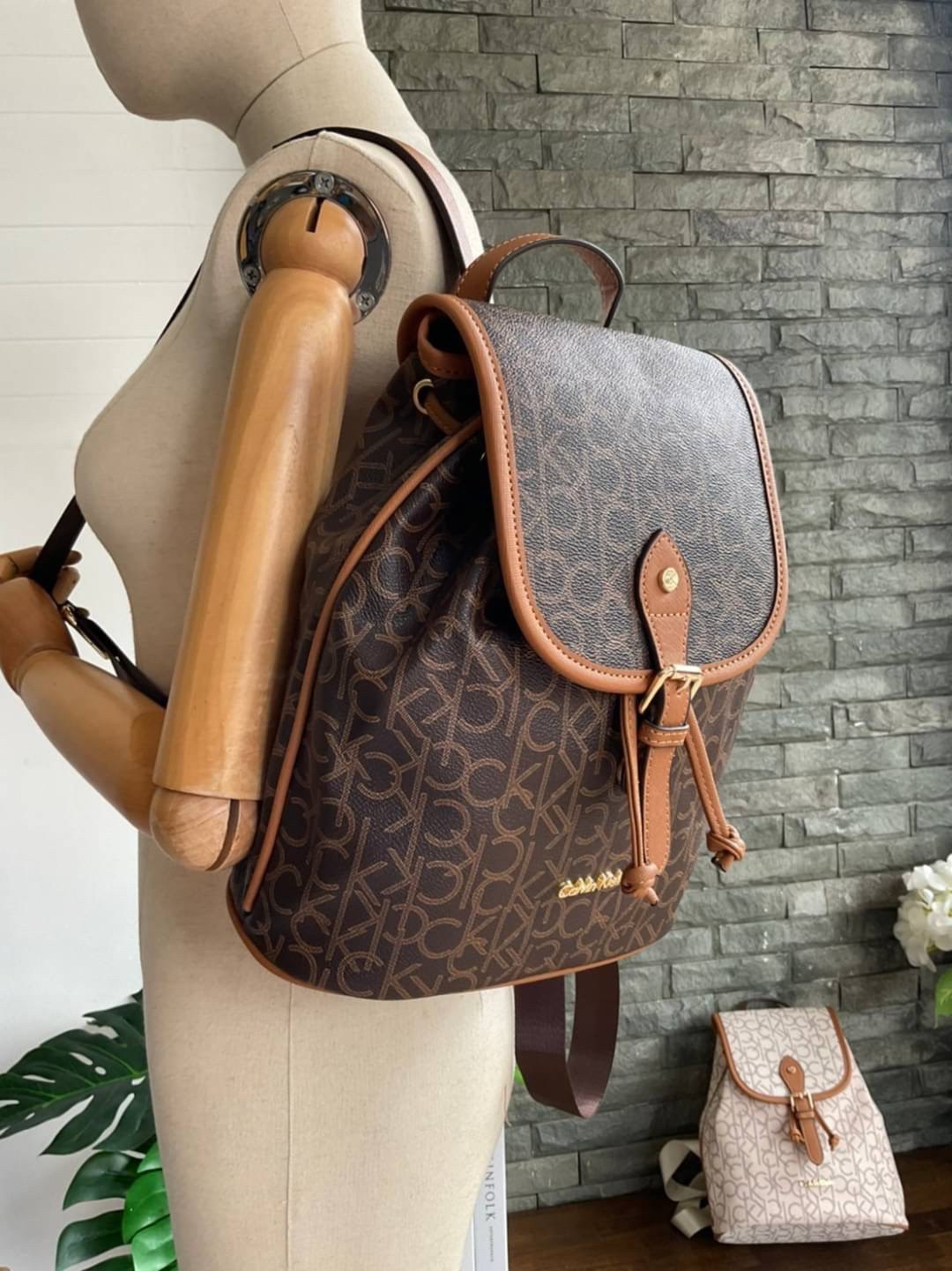 CALVIN KLEIN Monogram Backpack กระเป๋าสะพายเป้รุ่นใหม่ชนช้อป รุ่นยอดนิยม วัสดุ PVC คุณภาพดี หนังนิ่มสวย ฐานกระเป๋าแข็ง ตั้งอยู่ทรงรองรับน้ำหนักได้ดีมากๆ ตัวกระเป๋ามีน้ำหนักเบา ด้านหน้าประดับด้วยโลโก้แบรนด์ สายยาวดีไซน์เก๋ สะพายไม่เจ็บไหล่ เลื่อนปรับได้ฟรี