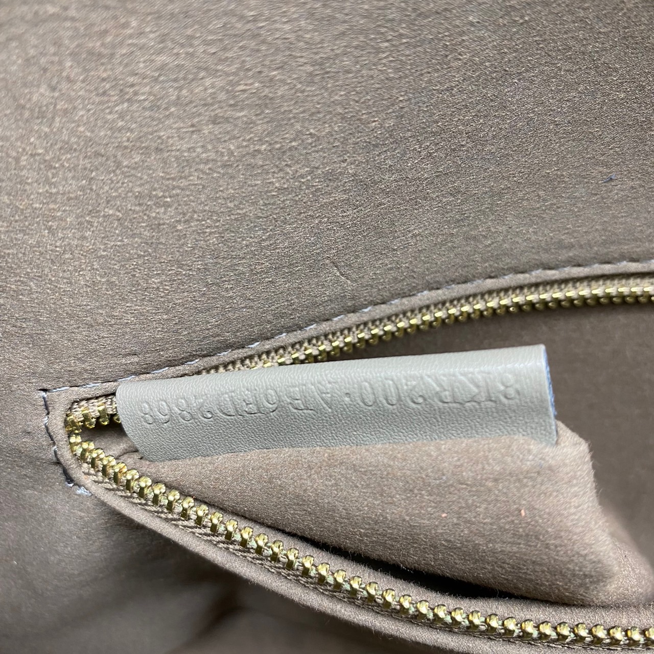 Fendi Baguette FF Tapestry Fabric Bag เกรดออริจินอล กระเป๋าทรง Baguette ขนาดกลาง วัสดุผ้าเซนิล พร้อมลวดลาย FF สีเทาเข้ม ปิดท้ายด้วยรายละเอียดหนังแบบทูโทนและประดับด้วยตัวล็อค FF โดดเด่นด้วยฝาปิดด้านหน้าตัวล็อคแม่เหล็กช่องด้านในบุด้วยผ้าหนังกลับพร้อมกระเป๋า