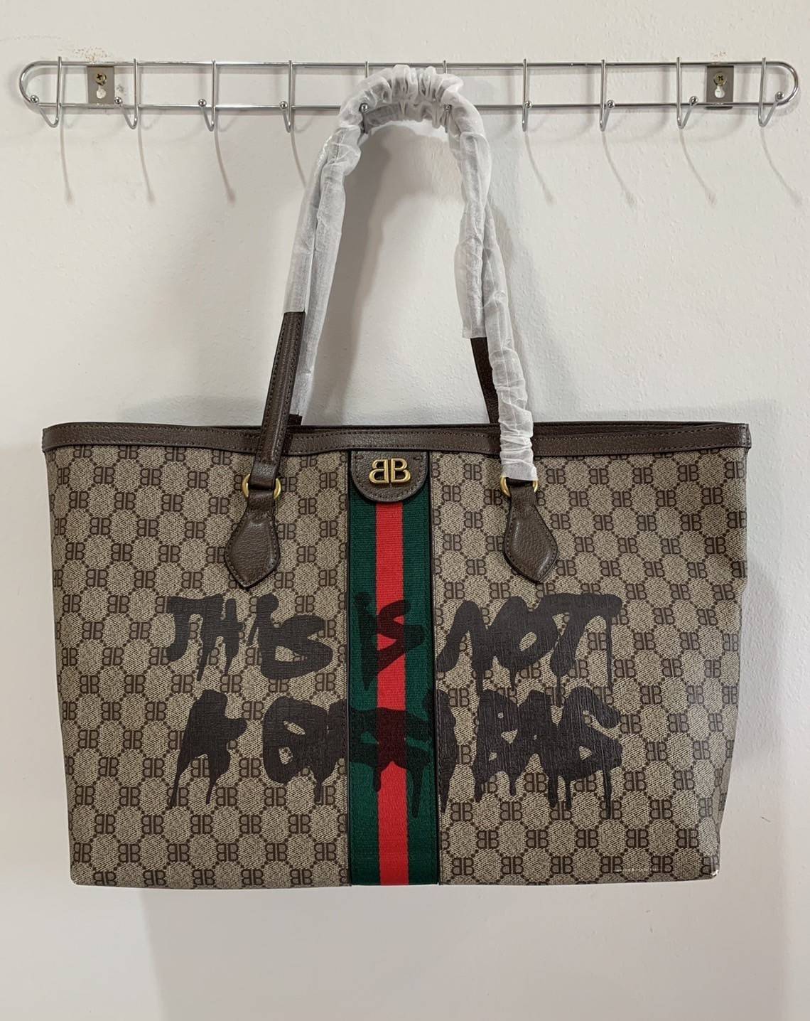 Gucci x Balenciaga The Hacker Project Graffiti Tote กระเป๋าช้อปปิ้งทรงโท้ท โดดเด่นด้วยลวดลายเพ้นท์กราฟฟิตี้ ใบใหญ่ จุสัมภาระได้อย่างจุใจ