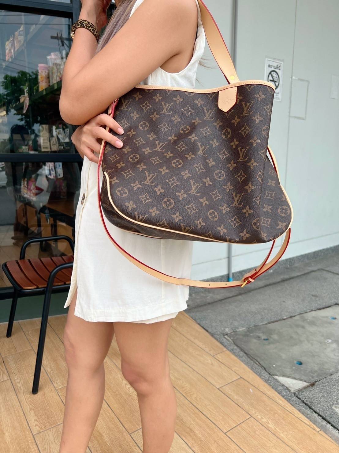 Louis Vuitton Monogram Delight Canvas กระเป๋าสะพายข้างทรงสูงใบใหญ่หนังแกะสังเคราะห์ หูหิ้วปั้มโลโก้ ด้านในมี1ช่องซิป 1ช่องใส่ของจุกจิ๊ก อะไหล่ทองหรูหรา มีสายยาว ถอดสายได้ ปรับระดับได้ จุของได้เยอะ หรูหรา สวยงาม เหมาะกับทุกโอกาศ ต้องมีติดตู้ห้ามพลาดเลยค่า