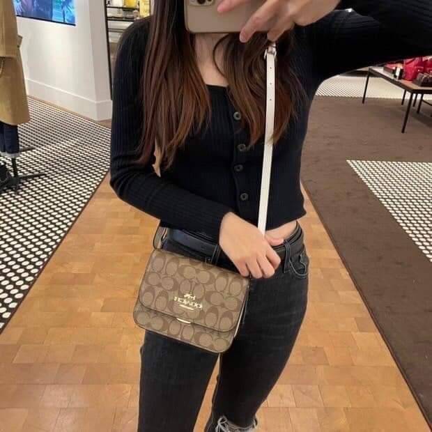 COACH MINI BRYNN CROSSBODY IN SIGNATURE CANVAS (COACH C5592)🍁สวยหรูหรา น่ารัก ด้วยลุคคุณหนู เกินเบอร์มาก!!//กระเป๋าถือ กระเป๋าสะพาย ลุคเก๋ ไซร์มินิ จะถือเป็นครัชแบบเลิศๆ หรือสะพายเป็นครอสบอดี้สุดชิลๆก็รอด// วัสดุหนังแคนวาสคุณภาพ ตกแต่งดีเทลหรูด้วย