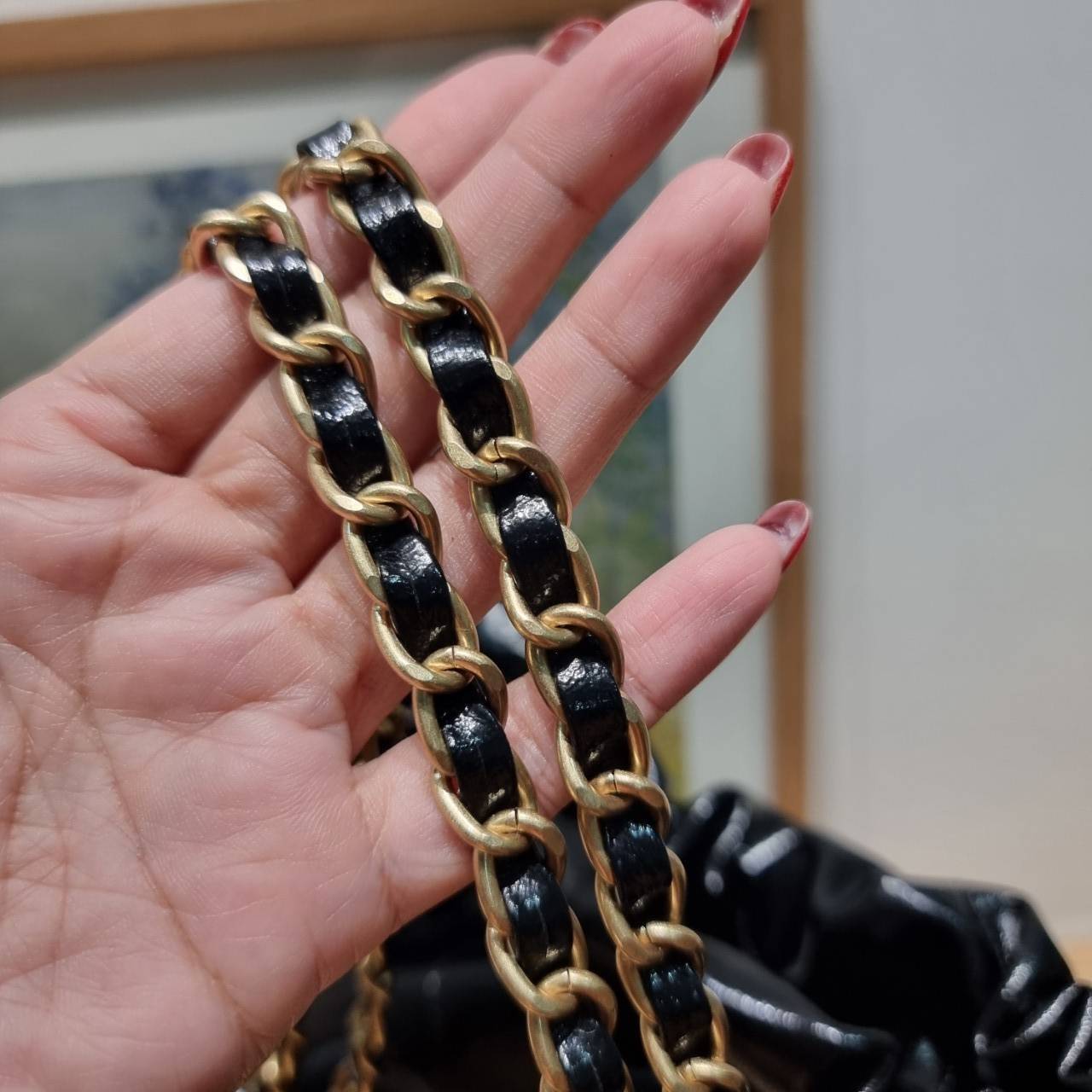 Chanel 22 horizontal bag แรงเกินต้านที่สุดกับไอเท็มนี้ ที่สาวๆหรือใครๆก็ต้องมี มาในไซส์ใหญ่ รูปทรงใช้ง่ายขึ้น แต่ยังจุได้หนักๆเหมือนเดิม ดูหรูหรา เกินเรื่องที่สุด