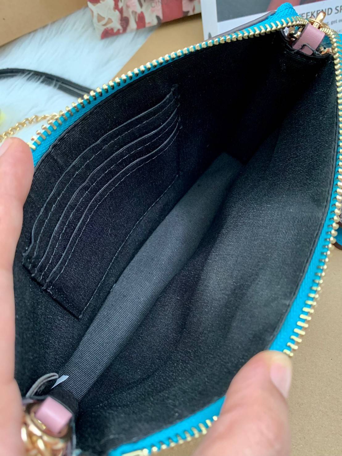 สวยแพคคู่ ทั้งแม่ทั้งลูกเลยจร้าา COACH POPPY CROSSBODY ((c0737//c2916//c3328//c3327//c2917)) พร้อมส่วที่ไทย ได้ไปไม่ผิดหวังแน่นอนค่าา!! กระเป๋าสะพายคลอสบอดี้ร์หรือถือแบบคลัทก็สวยงาม หนังสวยนิ่มมือดีค่ะ ด้านหน้ามีช่องกระดุมให้หนึ่งช่อง เปิดปิดกระเป๋าแบบซิป