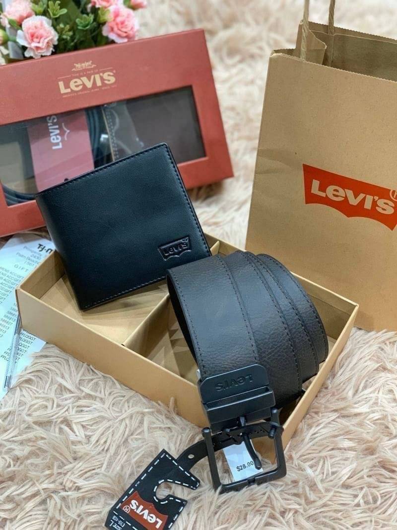 Levi’s Belt and Wallet Gift Set เซทสุดคุ้มทั้งกระเป๋าสตางค์พับสองตอนและเข็มขัดวัสดุหนังคุณภาพดี กระเป๋าสตางค์ปั้มโลโก้ด้านหน้าภายในมีช่องใส่ธนบัตรแยกเป็นสัดส่วนวัสดุคุณภาพดีตามแบบฉบับของแบรนด์เข็มขัดใช้ได้ในทุกโอกาส จัดเซทมาใน Gift Set หรือจะมอบเป็นของขวั