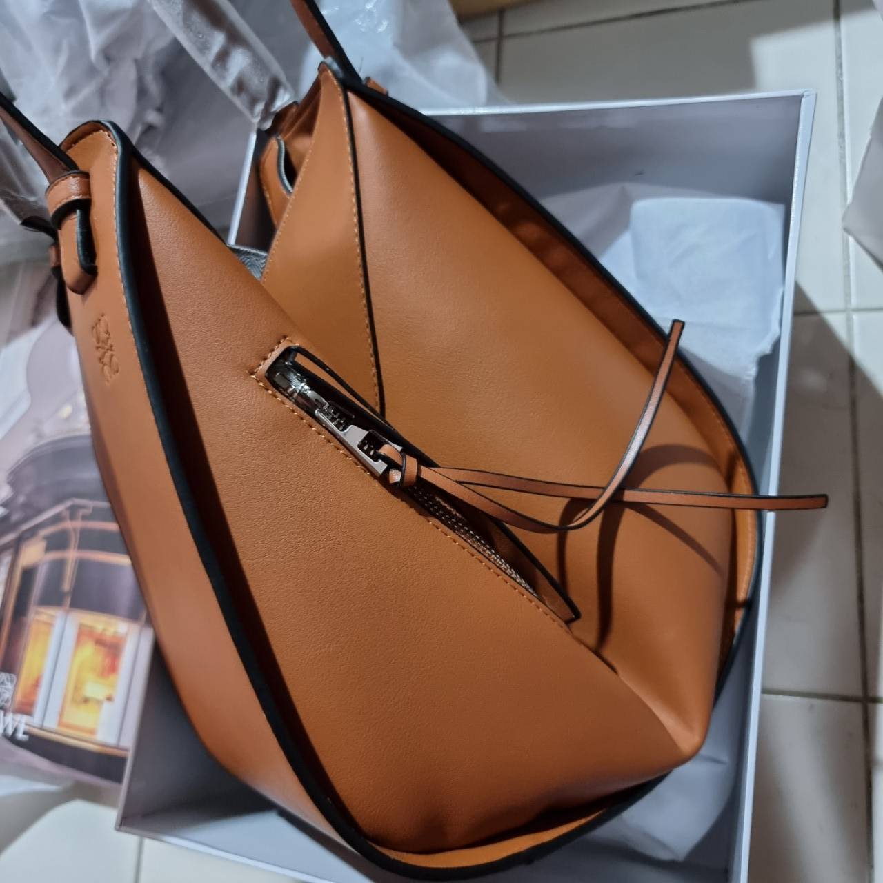 พรีเมี่ยมกิ๊ฟแท้ 100% 】LOEWE SMALL HAMMOCK BAG IN CLASSIC ไอเท็มยอดนิยม ที่ใครๆก็ใช้กัน!! กระเป๋าสะพายดีไซน์สุดแซ่บ ที่สามารถปรับเปลี่ยนรูปทรงได้หลากหลาย มีลูกเล่นทำให้ใช้ได้ไม่มีเบื่อ