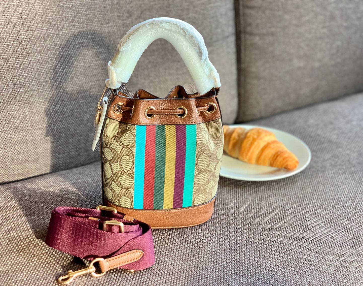น้องใหม่ล่าสุด สวยเกินต้านเลยค่าา! COACH DEMPSEY DRAWSTRING BUCKET 15 IN SIGNATURE JACQUARD WITH STRIPE 2021 พร้อมส่งที่ไทย ออกใหม่ล่าสุด ห้ามพลาดค่า! กระเป๋าทรงขนมจีบ วัสดุJacquard+หนังแท้ ตัเแทบสีตรงกลาง เพิ่มสีสันเข้ามาได้ลงตัวสวยงามมากๆค่ะ