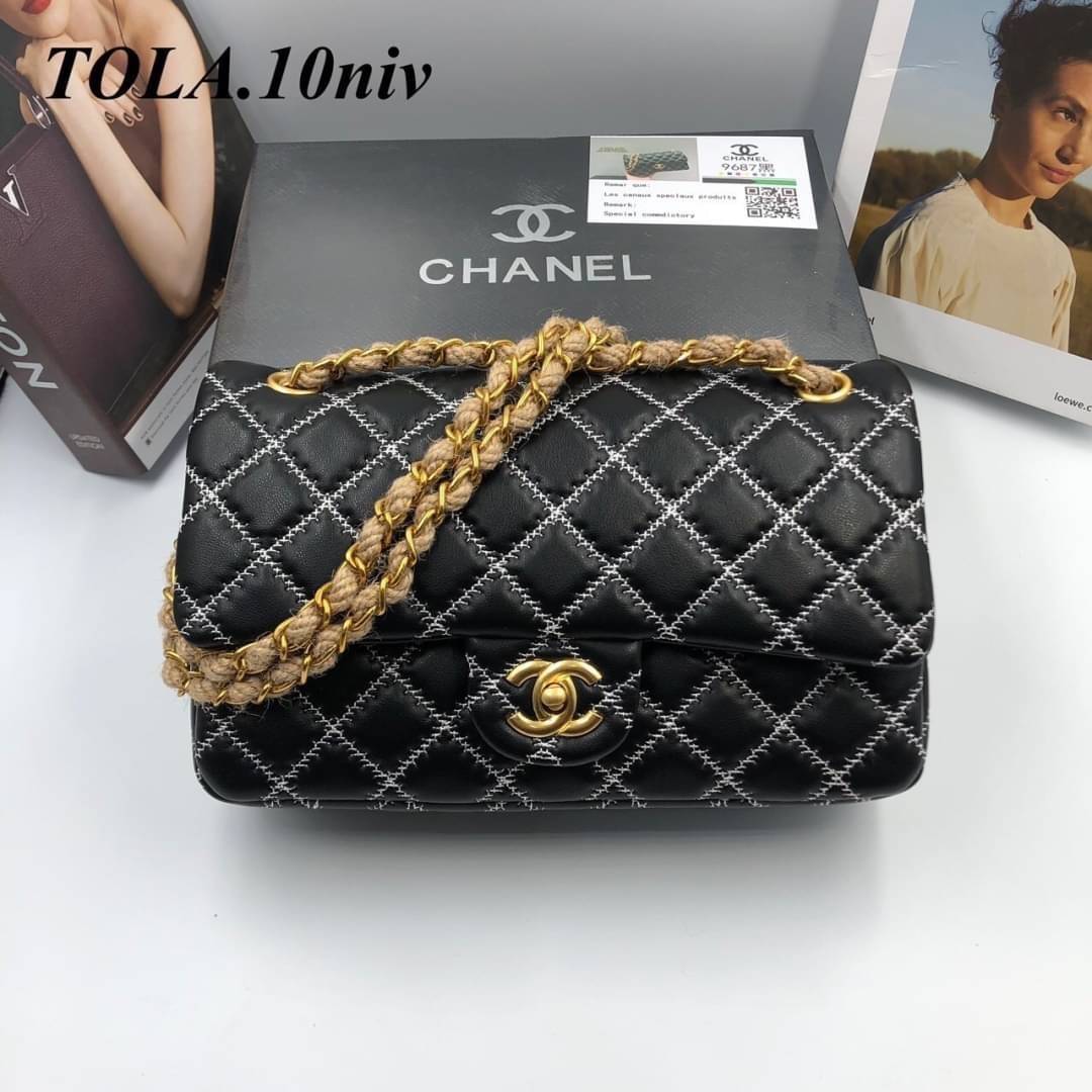 CHANEL Classic 10" รุ่นใหม่ หนังเรียบตะเข็บตารางสีขาวสวยคลาสสิค โดดเด่นด้วยสายโซ่สีทองร้อยเชือกสวยหรู พร้อมส่งที่ไทยไม่ต้องรอพรีฯ