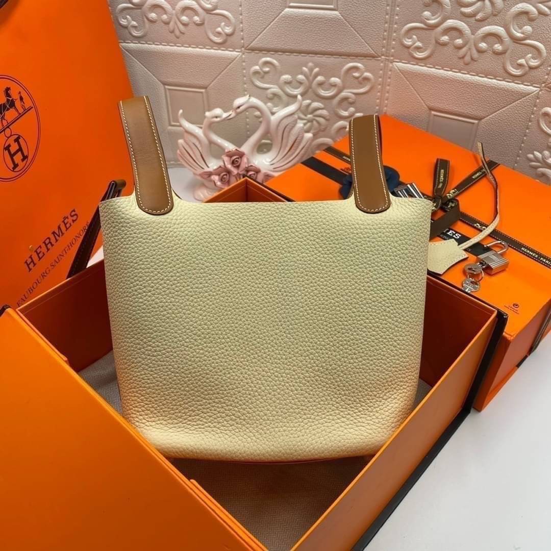 หนังแท้ Hermes Picotin Lock 18 bag กระเป๋าถือแบรนด์หรูระดับโลก งานเกรดออรินอล หนังแท้ทั้งใบ หนังมีลายทอริลลอนคล้ายของจริง มาพร้อมตัวล็อคเคลลี่ Kelly lock รูปทรงเรียบแต่หรู ใช้งานได้ทุกโอกาส ถือง่าย ใช้งานง่าย ภายในโล่งกว้าง ภาพสินค้าถ่ายจากงานขายจริง ใช้ง