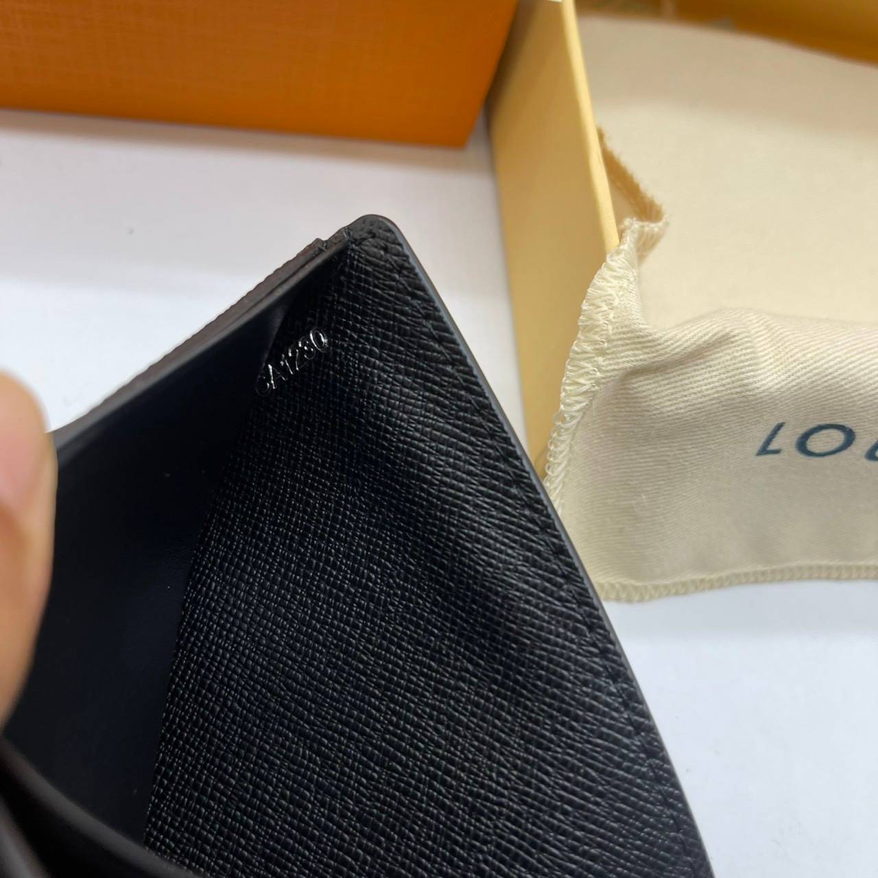 VIP GIFT 】หนังแท้ LOUIS VUITTON MEN WALLET MONOGRAM ฿ DAMIER CANVAS กระเป๋าสตางค์ผู้ชาย รุ่นยอดขายไม่เคยตก ใบจริงดูผู้ดี ดูแพง!! ภายในมีช่องใส่บัตรได้เยอะ ใส่ธนบัตรได้ พร้อมเสิร์ฟถึงบ้าน ซื้อให้คุณหนุ่มๆ รับรองประทับใจไม่ลืมจ้า