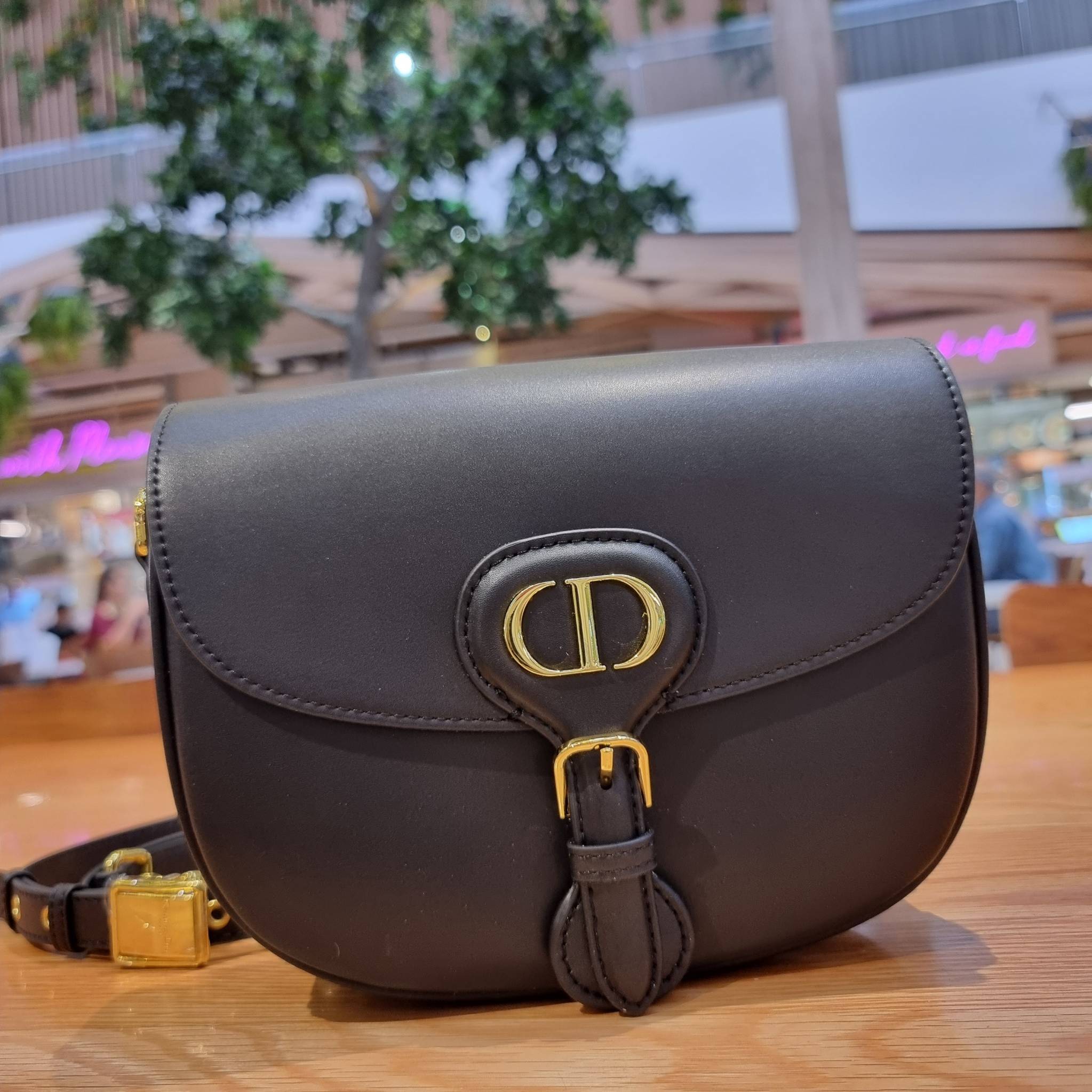 DIOR CD MEDIUM BOBBY BAG กระเป๋าสะพายข้างพรีเมี่ยมกิ๊ฟทรงสวย ดีไซน์ย้อนยุค เป็นเอกลักษณ์ไม่เหมือนใคร เปิด-ปิดด้วยกระดุมแม่เหล็ก ใช้งานง่าย อะไหล่ทองดูหรู ภายในเป็นช่องโล่ง มาพร้อมสายสะพาย crossbody ถอดออกได้ ปรับได้ จะถือเป็นคลัทช์ออกงานก็ได้ สะพายไปทำงาน
