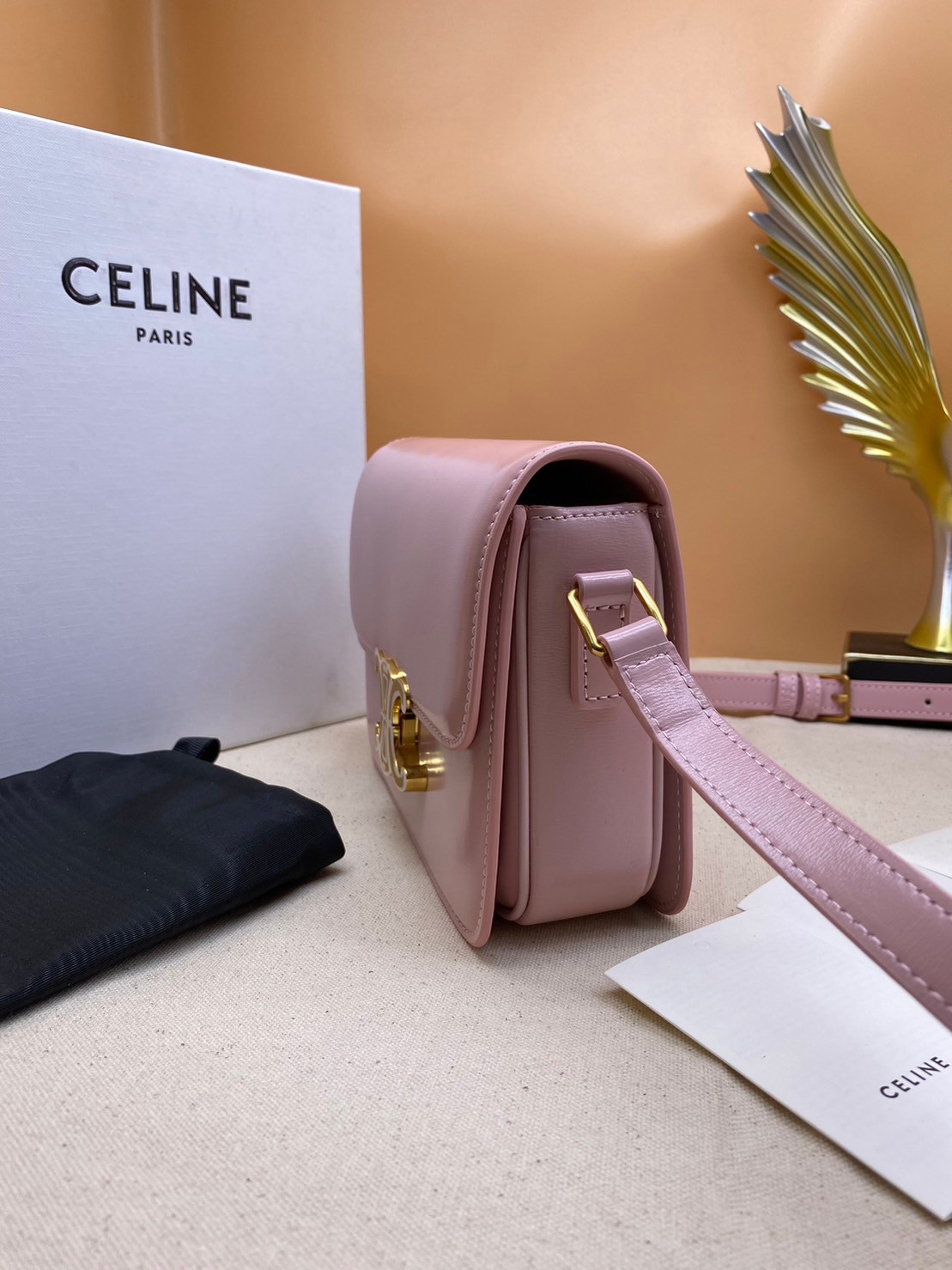 TEEN 18cm : CELINE TEEN TRIOMPHE BAG IN SHINY CALFSKIN / Celine Triomphe Bag / Celine Bag พร้อมส่ง 7 สี เกรดออริ 1:1 กระเป๋าแบรนด์หรูที่ควรมีแห่งปี รูปทรงสี่เหลี่ยมรุ่นฮอตฮิตของเหล่าดาราและเซเลบทั้งหลาย ดีไซต์เรียบหรู
