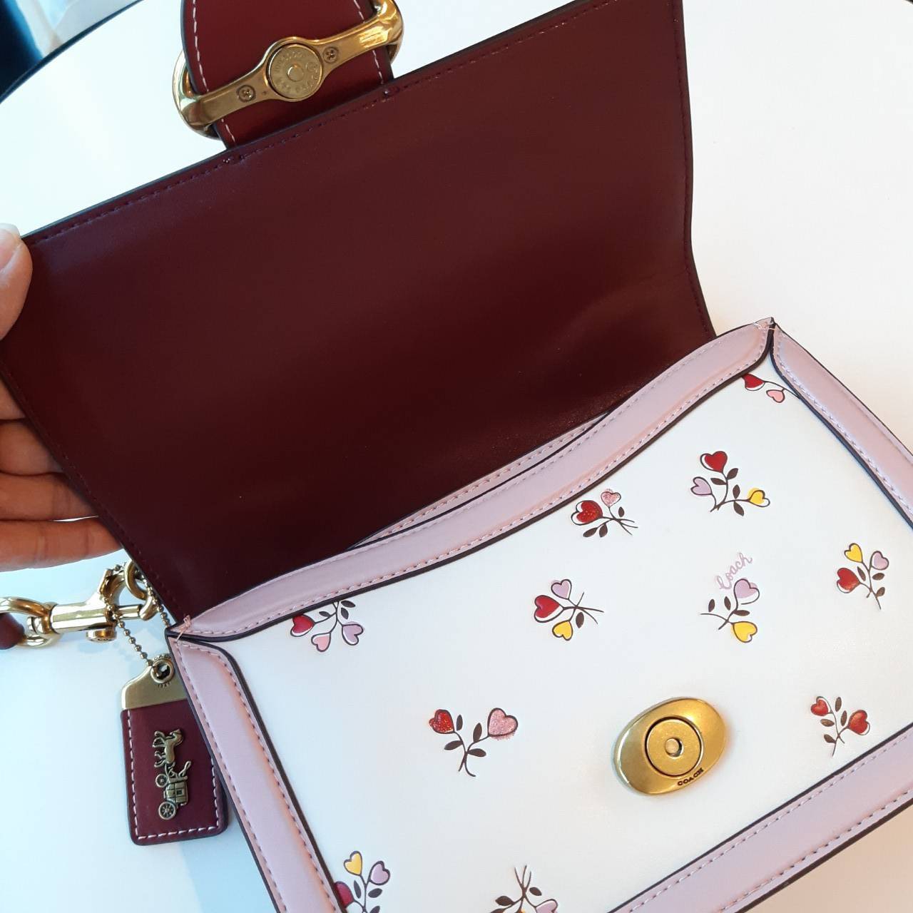 COACH 2508 RILEY TOP HANDLE 22 WITH HEART FLORAL PRINT กระเป๋าสะพายข้างดีไซน์คุณหนู เรียบหรู วัสดุหนัง glovetanned ทนทาน สวยอยู่ทรง เปิด-ปิดด้วยกระดุมแม่เหล็ก ภายในมีช่องแยกให้เยอะ สายสะพายน่ารักน่าใช้ ถอดออกได้ ตอบโจทย์สายหวานแน่นอนค่ารุ่นนี้