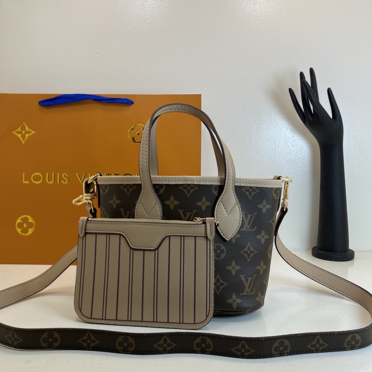 LV Neverfull Bandoulière Inside Out BB Bag กระเป๋าทรงโท้ทไซส์เล็ก พร้อมใบลูกพิมพ์ลายแบรนด์สุดไอคอนิก ดีไซน์ใช้งานได้ทั้งสองด้าน ด้านหนึ่งรังสรรค์จาก Monogram แคนวาสเป็นเอกลักษณ์