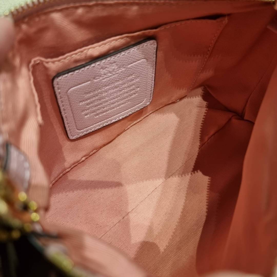 COACH 36674 TOP HANDLE POUCH IN SIGNATURE JACQUARD กระเป๋าทรงพอช ยอดฮิต ยกขึ้นแท่น ด้วยดีไซน์ที่ออกมาให้ใช้งานได้ง่าย ขนาดกำลังเหมาะ วัสดุหนังแคนวาสทนทาน ดีไปหมดขนาดนี้!! คุณลูกค้าถึงสั่งกันรัวๆจริงๆ ภายในโล่งกว้าง ใส่โทรศัพท์ได้ทุกรุ่น มาพร้อมสายคล้องแขน