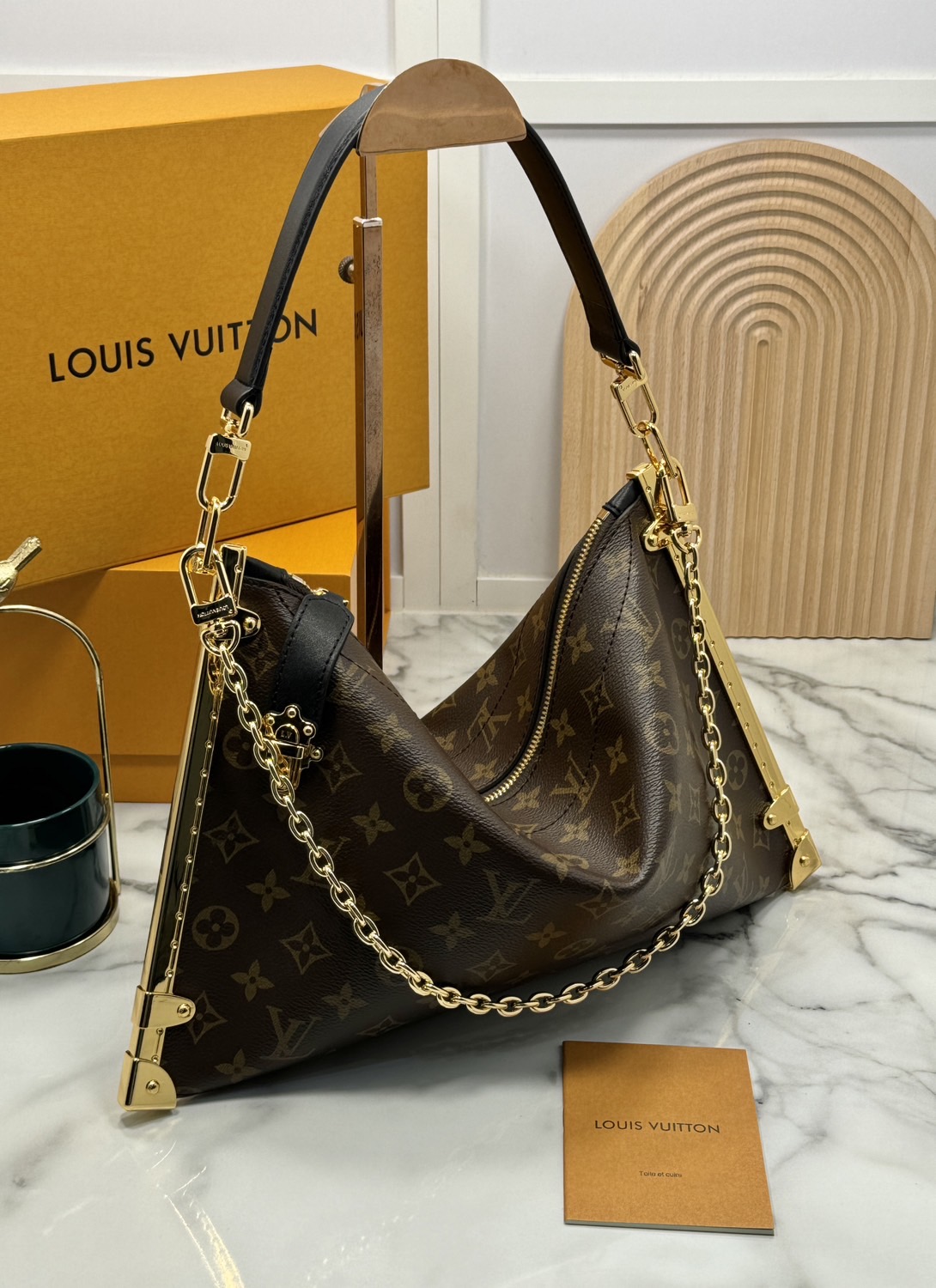 LV Lucky Trunk Bag Monogram Canvas กระเป๋าสะพายรุ่นใหม่ ไอเท็มยอดนิยมจากรันเวย์แฟชั่นโชว์คอลเลคชั่นประจำฤดูกาล Fall-Winter 2024 มอบกลิ่นอายสไตล์ Slouchy สะดุดตา