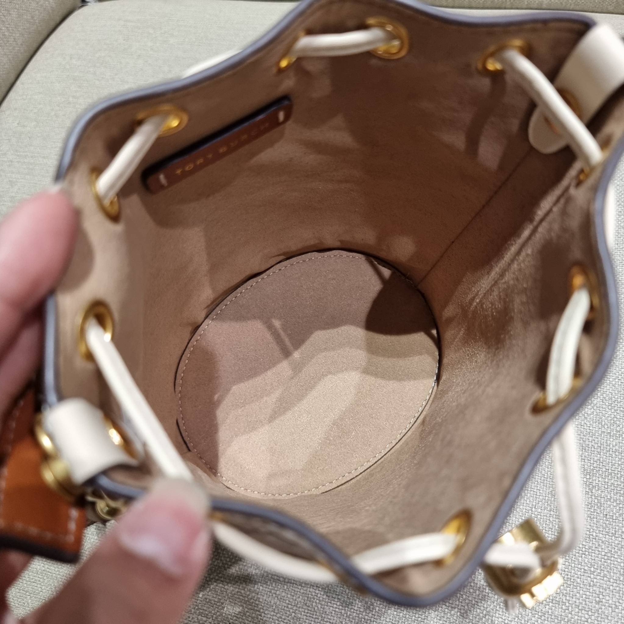 TORY BURCH T MONOGRAM EMBOSSED MINI BUCKET BAG คอลเลคชั่นใหม่ กับกระเป๋าบัคเก็ตทรงยอดนิยม ในไซส์มินิ ดีไซน์ใหม่ล่าสุด สวยลูกคุณหนู หรูหรา!! ด้วยดีเทลผิวลายนูนลวดลายเอกลักษณ์ วัสดุหนังแท้ ปากกระเป๋ารูดเปิด-ปิดได้ มีหูจับในตัว สะดวกใช้ไปอีก และมีสายสะพายข้า