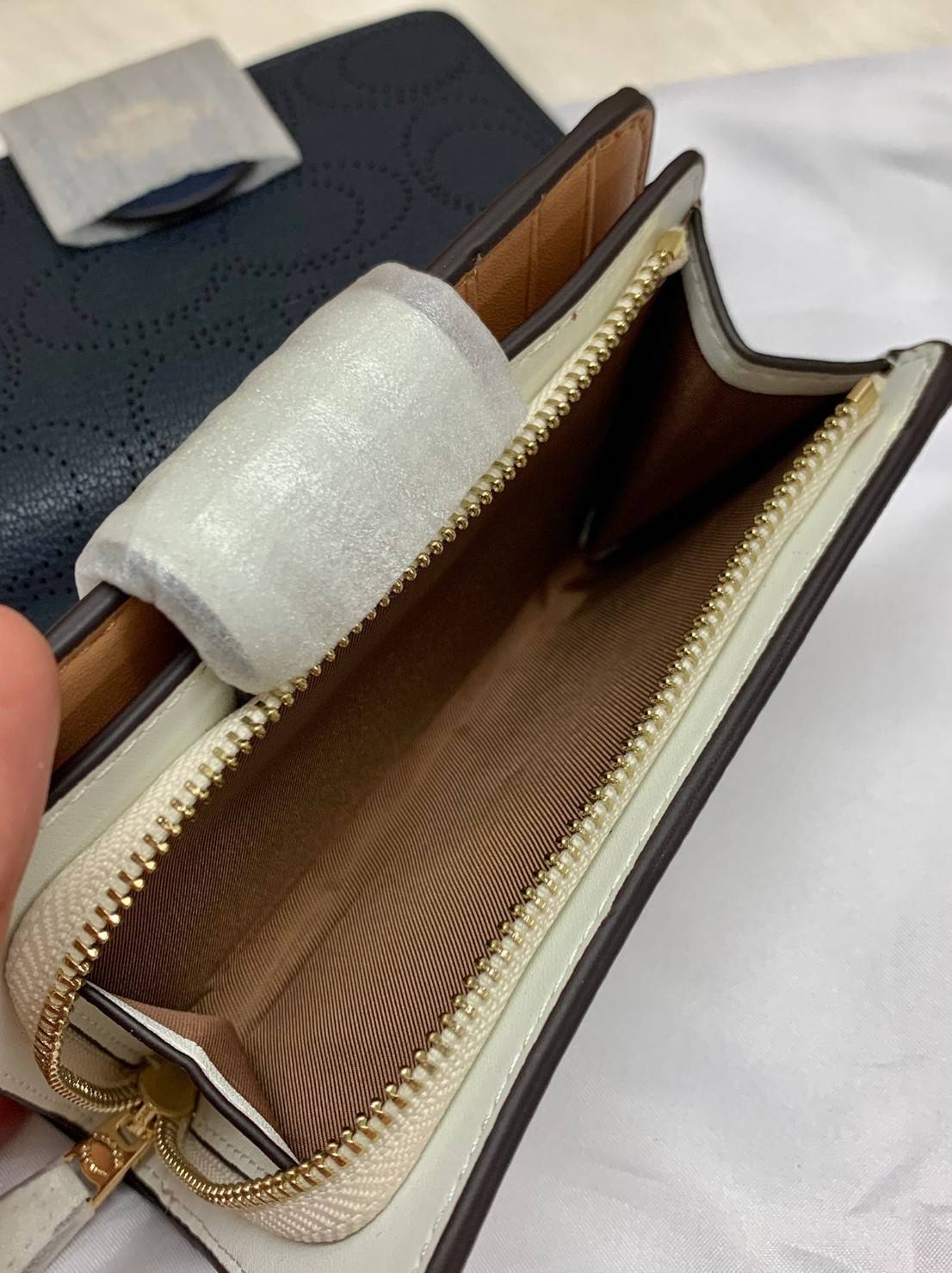 สวยมากๆ ห้ามพลาดเลยนะคะ! COACH MEDIUM CORNER ZIP WALLET IN SIGNATURE ((C4768)) พร้อมส่งค่ะ! กระเป๋าเงินใบขนาดกลางๆ กำลังดี หนังแท้ลายฉลุรูปตัวC ทั้งใบ สวยงามน่าใช้มากๆ ภายในมีช่องเสียบบัตรได้ถึง10ช่อง//ช่องใส่ธนบัตรหนึ่งข่องสามารถใส่แบงค์พันตามยาวได้เลยค่