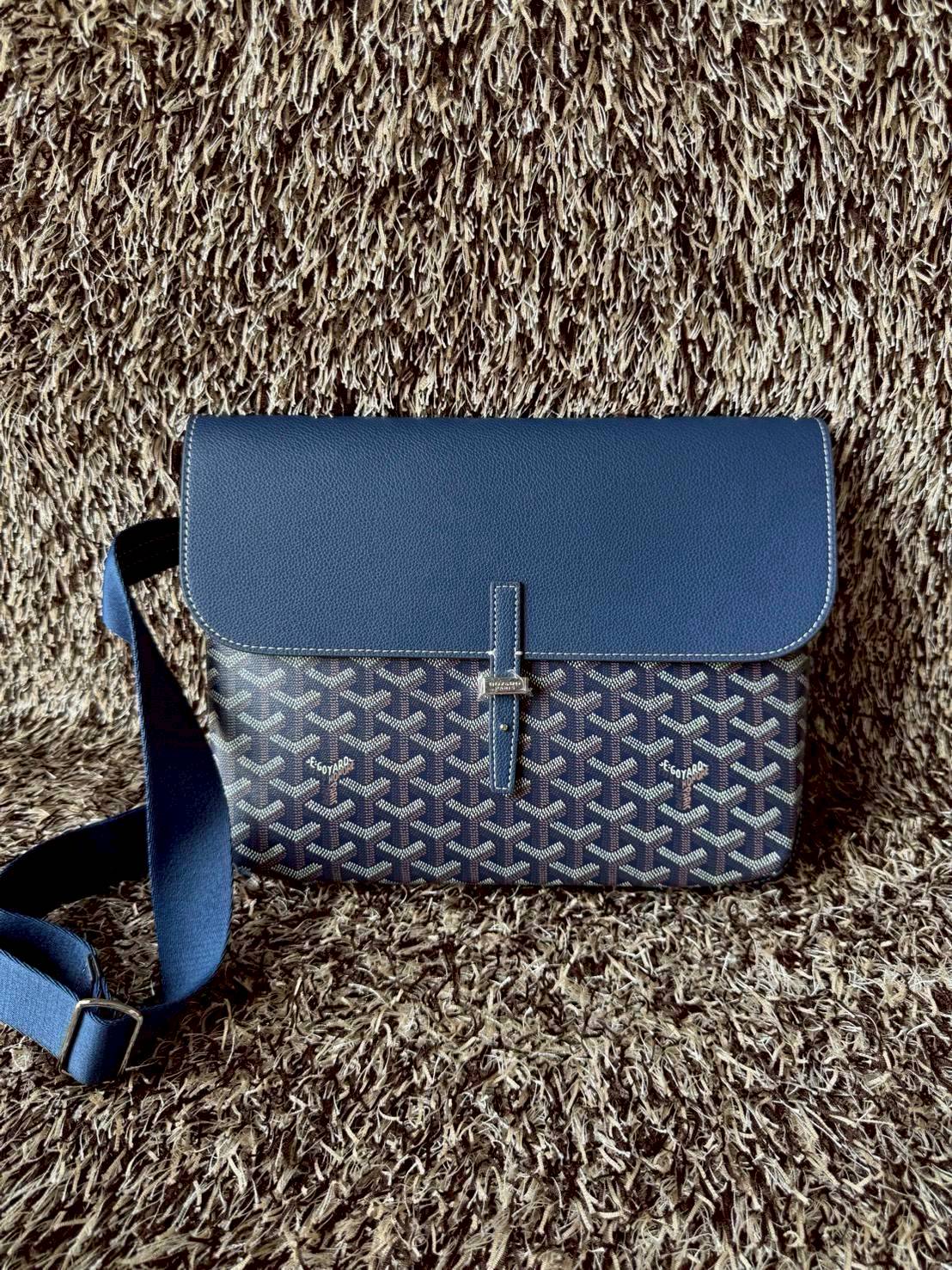 ORI หนังแท้ | Goyard Coursier Messenger bag กระเป๋าทรงแมสเซ็นเจอร์ดีไซน์ใหม่เพรียวบาง น้ําหนักเบากะทัดรัด ภายในมีช่องหลักขนาดใหญ่และกระเป๋า มีช่องด้านหลังสําหรับจัดเก็บสิ่งจําเป็นในชีวิตประจําวัน