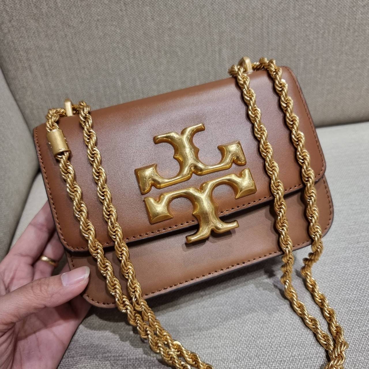 TORY BURCH ELEANOR SMALL CONVERTIBLE SHOULDER BAG ฮอตไอเท็ม รุ่นนี้ขายดีขายหมด คัมแบค!! สวยหรู คุณหนู ผู้ดี!! หายากมากที่สุด!! กระเป๋าสะพายข้าง ดีไซน์อยู่ทรง ขนาดกำลังสะดวกใช้สำหรับสาว วัสดุหนังแท้เต็มใบ สีทูโทน เปิด-ปิดด้วยแถบแม่เหล็ก ภายในแบ่งสัดส่วนได้