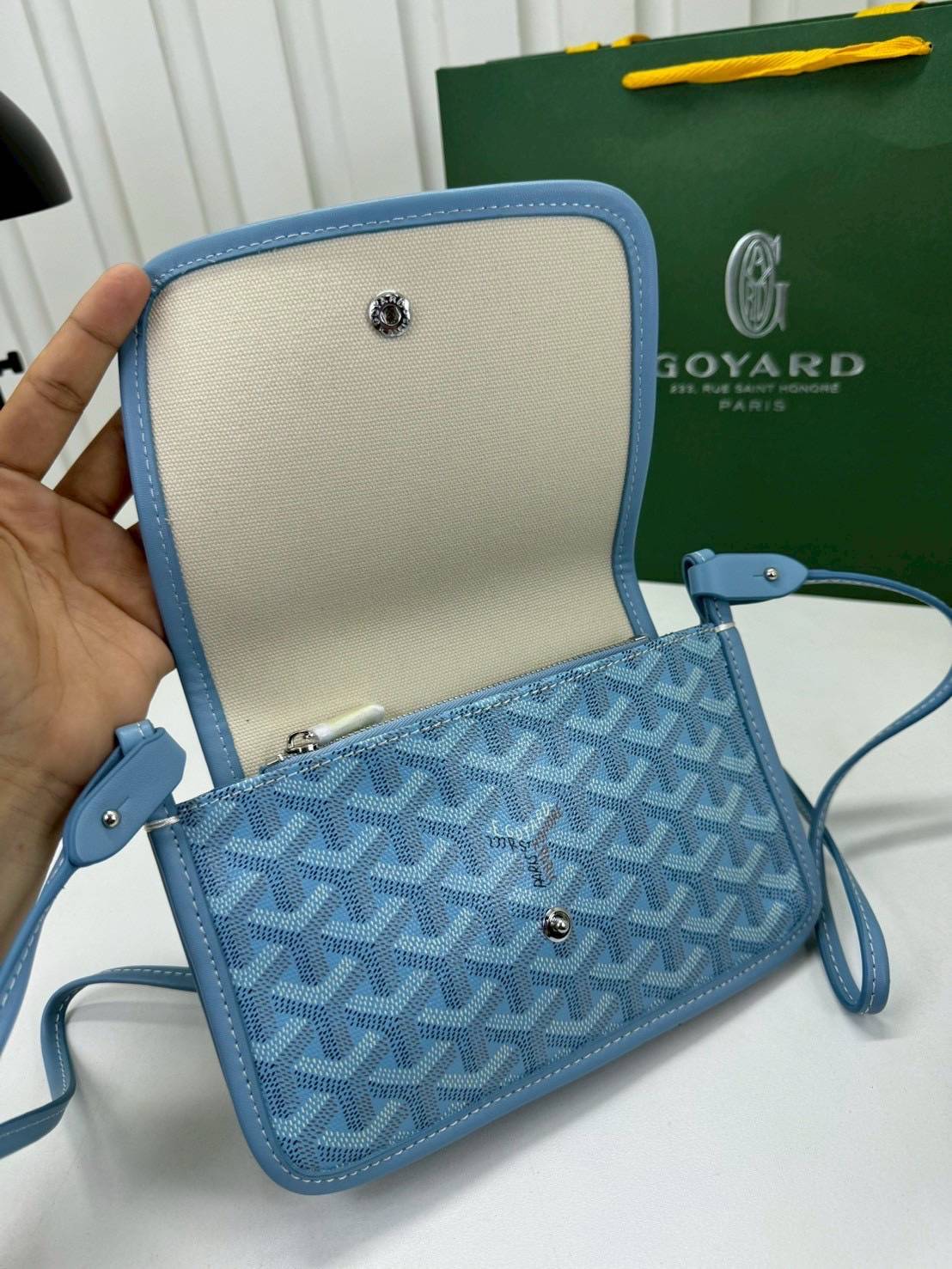 10 สี ORI หนังแท้ | GOYARD Plumet pouch-wallet กระเป๋าสะพายใบเล็กกะทัดรัด ดีไซน์กระเป๋าสตางค์ Plumet ดีไซน์มาพร้อมช่องใส่เหรียญ ธนบัตร และบัตรต่างๆ สามารถสะพายไหล่เป็นกระเป๋าสะพายข้างได้เหมือนกระเป๋าใบเล็ก